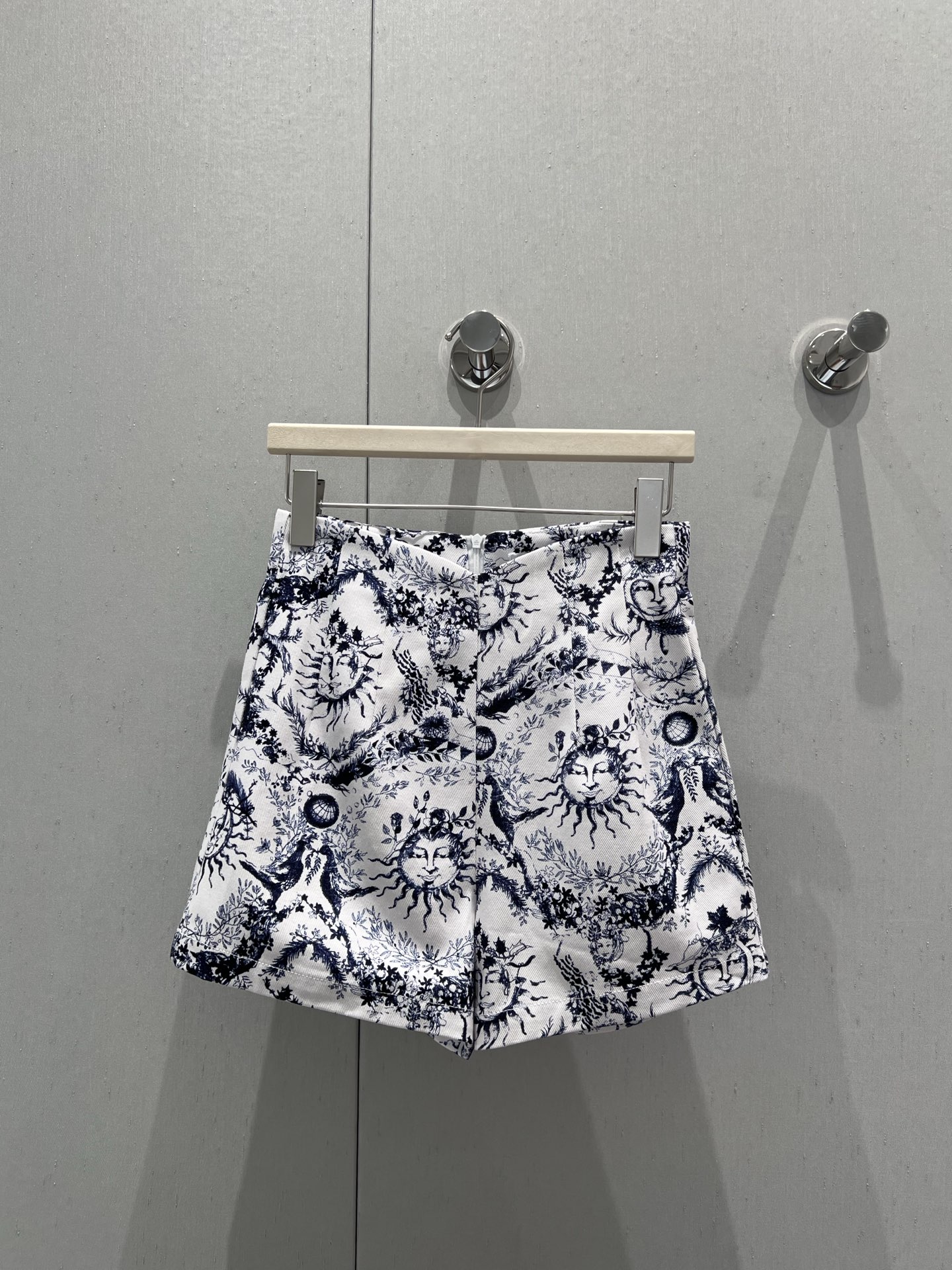 NO:428264,Support replacement Dio* 25Ss spring and summer new style Sun Goddess series printed casual shorts丨Exclusive high-end production!  Monograw Sun Goddess Print Classic style Three-dimensional tailoring Perfect outlines the body lines. It looks good no matter how you match it, it is full of fashion, and the upper body is super eye-catching~ S/M/L real-life details pictures are available in stock, dior, shorts, alexander wang19860909支持换款 Dio* 25Ss春夏新款 太阳女神系列印花休闲短裤丨独家高版出品！Monograw太阳之女神印花 经典的版型 立体剪裁 完美的勾勒出身形线条 怎么搭配都好看,时尚度满分,上身超级抢眼~ 现货发售S/M/L实拍细节图,,dior,shorts,alexander wang,Women's clothing