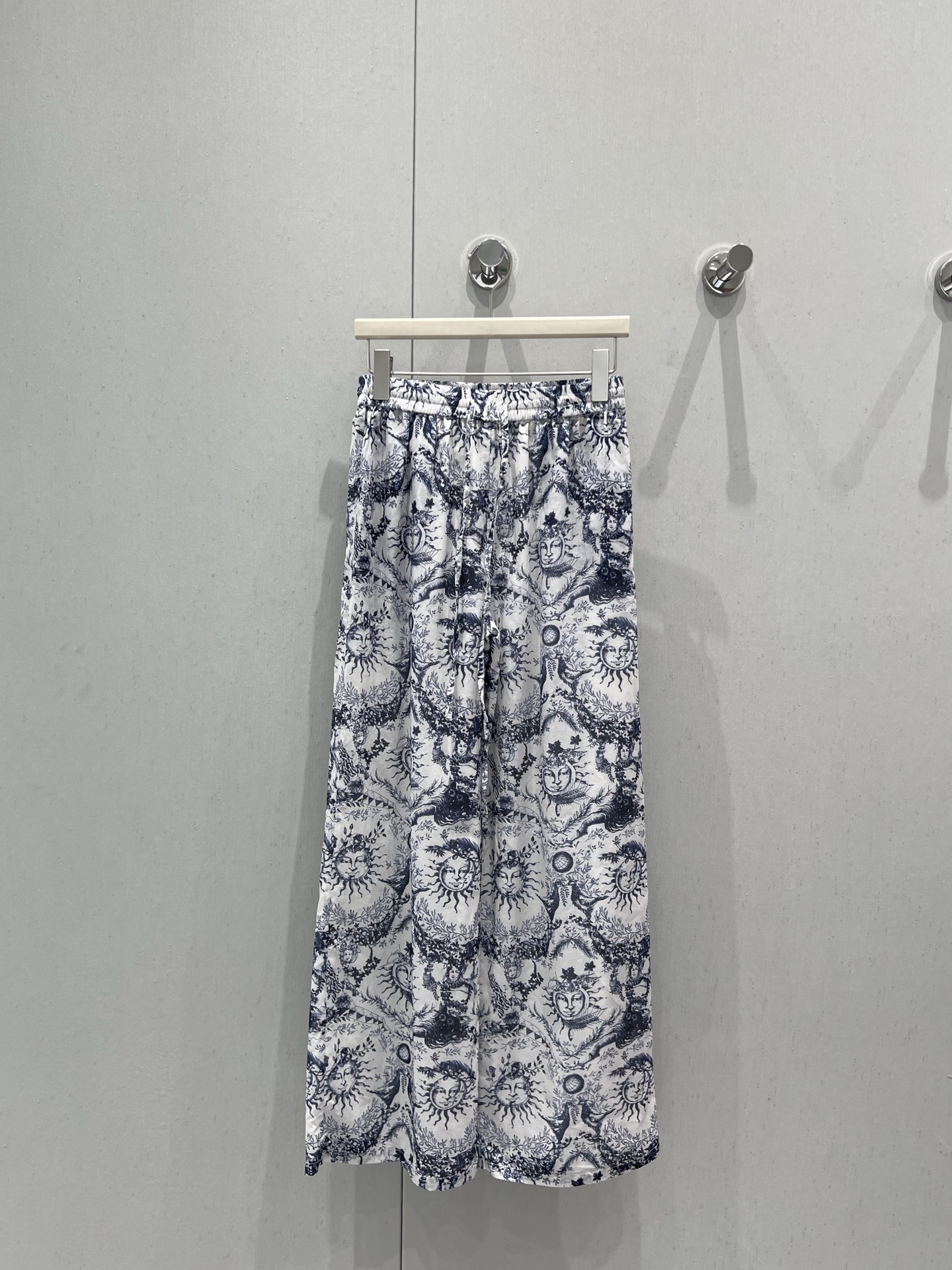 NO:428276,Support replacement Dio* 25Ss spring and summer new style Sun Goddess printed casual trousers | Exclusive high-end production!  Lazy and comfortable summer outfits, fashionable sun goddess pattern prints, pants style and comfort are invincible, casual and relaxed outfits get in seconds!  High-waist elastic band wide-leg pants design, the top body is really comfortable to stir-fry chicken ~ very inclusive, friendly to all kinds of figures and not picky about anyone, it is absolutely perfect for casual sex when going out!  S/M/L real photos, dior,tees, t-shirt,alexander wang19860909支持换款 Dio* 25Ss春夏新款 太阳女神印花休闲长裤丨独家高版出品！慵懒舒适夏日穿搭,时髦太阳女神图案印花,裤子版型和舒适性无敌了,休闲松弛穿搭秒get！高腰松紧带阔腿裤设计,上身真的炒鸡舒服~包容性很强,对各种身材都友好不挑人任意一件背心或者T恤就绝绝子出街休闲最完美不过！现货发售S/M/L实拍细节图,,dior,tees，t-shirt,alexander wang,Women's clothing