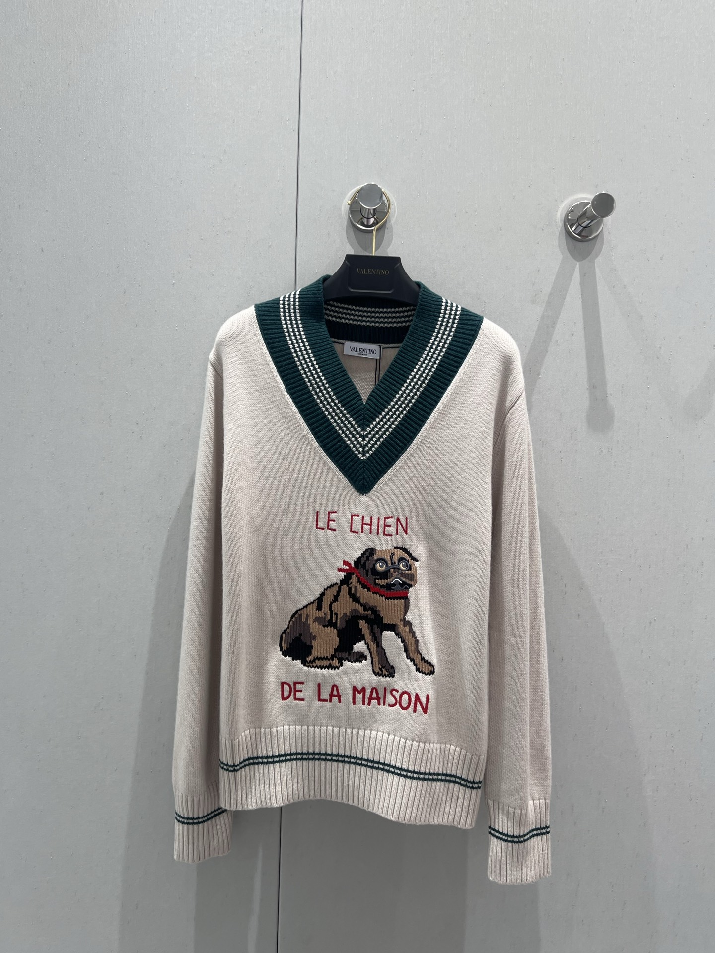 NO:427300,Support replacement Valenti*o 25FW autumn and winter new style, Bago embroidered V-neck striped color-blocking sweater丨Exclusive high-end production!  Off-white with green edges, super cute puppy pattern, knitted fabric is comfortable and warm, the style is very good, suitable for autumn and winter outfits. The quality of workmanship depends on the details!  S/M/L real shot details, valentino, alexander wang19860909支持换款 Valenti*o 25FW秋冬新款 巴哥刺绣V领条纹拼色针织衫丨独家高版出品！米白色配绿边,超可爱的小狗图案,针织面料舒服保暖,版型很好看,适合秋冬穿搭.做工品质看细节！现货发售 S/M/L实拍细节的,,valentino,alexander wang,Women's clothing