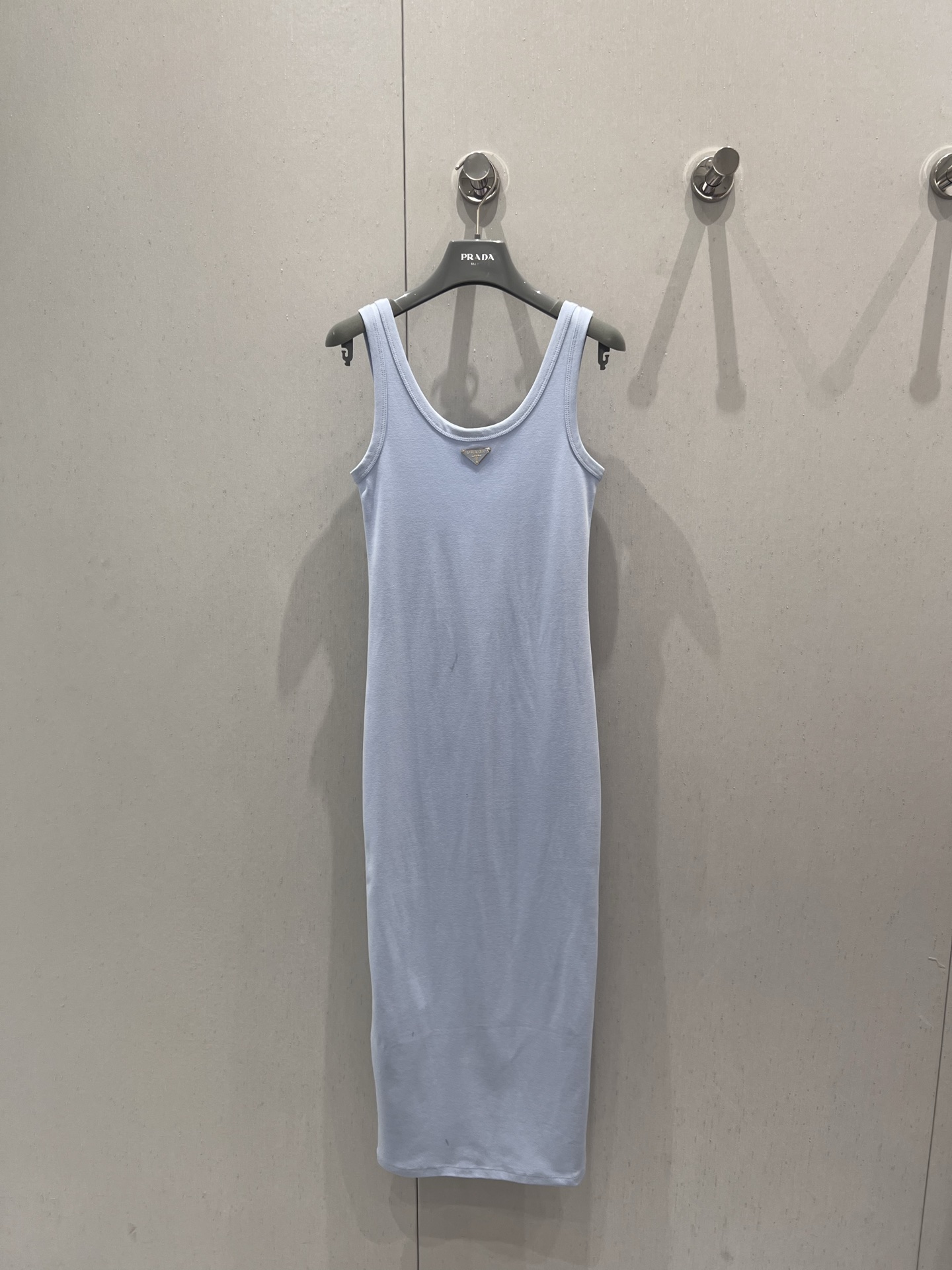 NO:427295,Support replacement Prad* 25ss Spring and Summer New Triangle Elevated Cotton Vest Long Skirt | Exclusive YB development!  High-end production!  The workmanship details are in place!  Imported fabrics are exquisite and invincible in texture!  The temperament of a girl with age reduction is versatile, and the classic slim fit H-style greatly reduces slimming!  Fashionable essential items. S/M/L real photos, prada, skirts, alexander wang19860909支持换款 Prad* 25ss春夏新款 三角标高定纯棉背心长裙丨独家yb开发！高版出品！版型做工细节全面到位！进口面料细腻质感无敌！减龄少女气质百搭,经典修身H版型巨减瘦！时髦必备单品.现货发售 S/M/L实拍细节图,,prada,skirts,alexander wang,Women's clothing