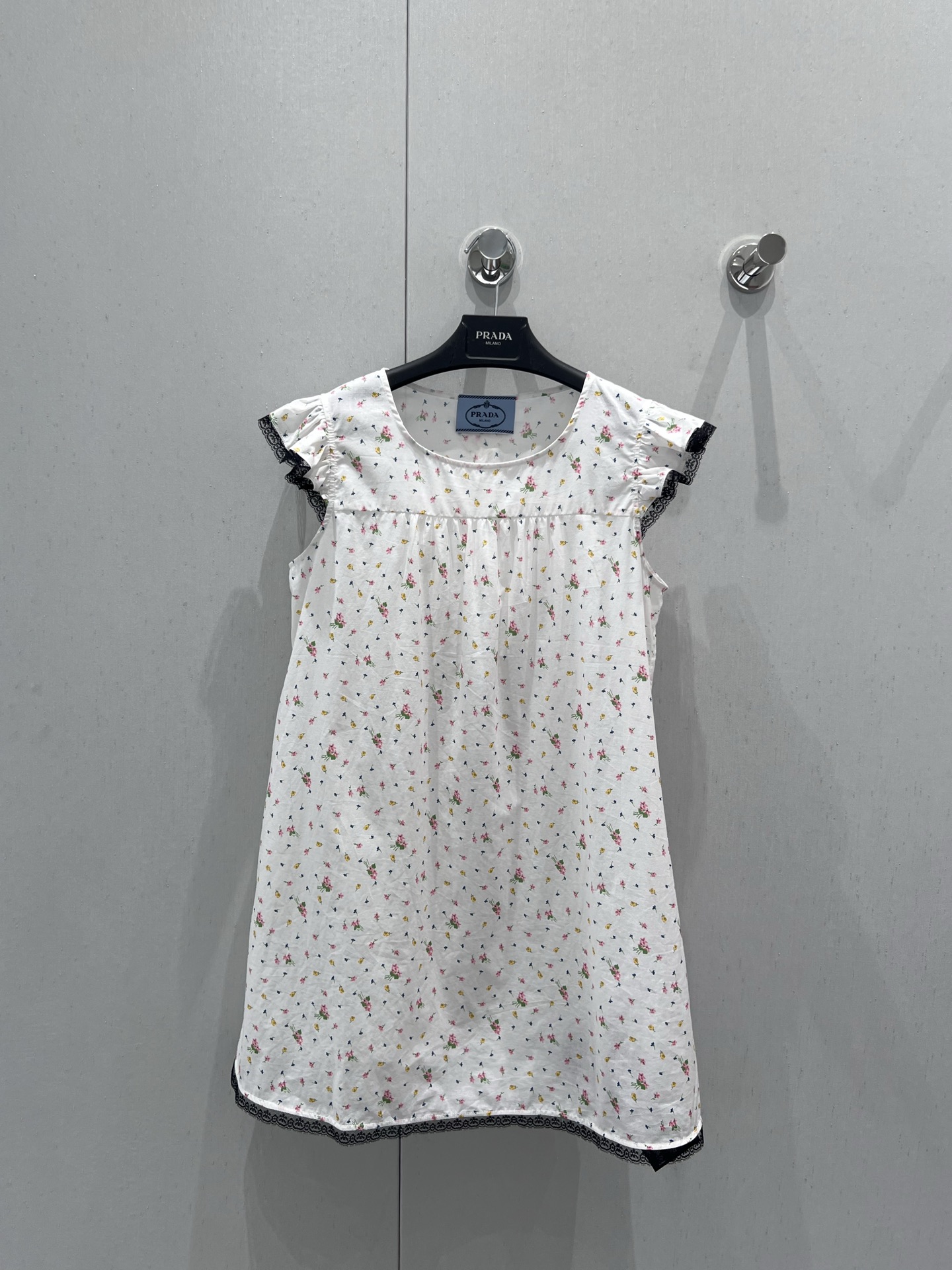 NO:427292,Support for replacement Prad* 25ss Spring and Summer New Style Sweet Ruffled Cuff Floral Dress丨Exclusive YB Development!  High-end production!  An excellent choice for spring outfits!  The hand-sleeved lace design is designed with exquisite and delicate lace parts, and the printed parts are bright in color and vivid in patterns. It really reveals high quality in every part. When you wear it, it feels like you are in a spring garden, with a fairy spirit and beautiful beauty!  It's really super versatile!  Whether it is paired with high heels or flat shoes, you can easily create different styles. S/M/L real photos, detailed pictures, prada, flats, high heels, skirts, alexander wang19860909支持换款 Prad* 25ss春夏新款 甜美荷叶边袖口碎花连衣裙丨独家yb开发！高版出品！春日穿搭的绝佳选择！手袖拼接蕾丝设计,蕾丝部分精致细腻,印花部分色彩鲜艳、图案生动,真的是每一处都透露着高品质.穿在身上,仿佛置身于春日的花园中,仙气飘飘,美不胜收！真的是超级百搭！无论是搭配高跟鞋还是平底鞋,都能轻松打造出不同的风格.现货发售 S/M/L实拍细节图,,prada,flats,high heels,skirts,alexander wang,Women's clothing