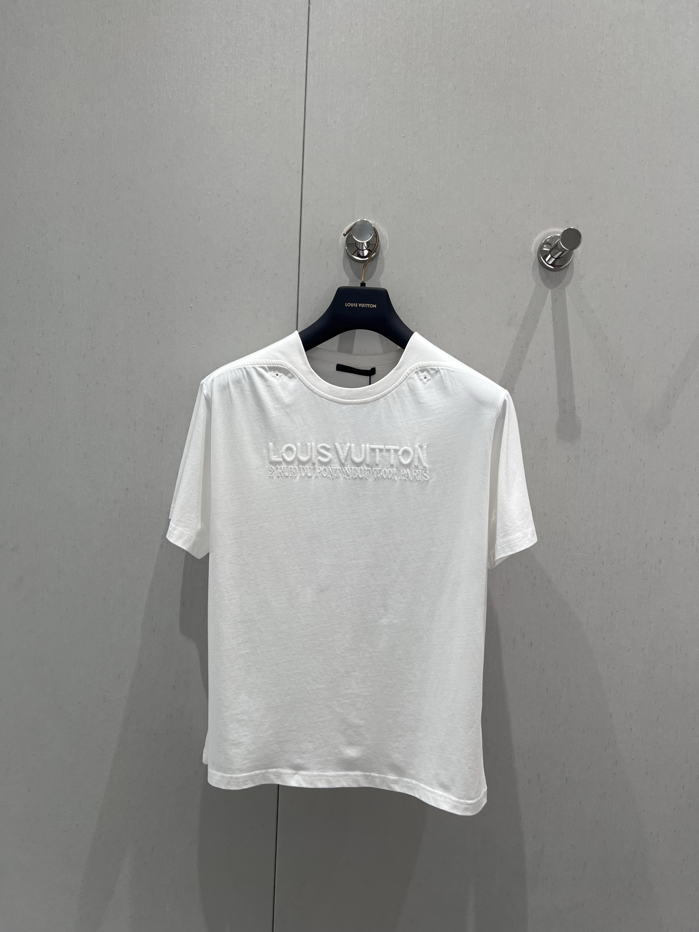 NO:427315,Support replacement Louis Vuitto* 25Ss spring and summer new style, letter embroidered washed ribbed short-sleeved T-shirt | Exclusive yb development! High-end production! Presbyterian flower eyelets on the chest and collar are embroidered with logo logo embroidery Cotton wash fabrics are dyed and presented with a lazy retro feel. The same style as men and women. S/M/L real-life details pictures are available in stock, louis vuitton, T-shirt,tees, t-shirt,alexander wang19860909支持换款 Louis Vuitto* 25Ss春夏新款 字母刺綉水洗罗纹短袖T恤丨独家yb开发！高版出品！胸前和衣领分别刺绣老花花卉孔眼 logo标识刺绣 棉水洗面料 经过染色工艺呈现慵懒复古感 做旧效果 男女同款 现货发售S/M/L实拍细节图,,louis vuitton,T-shirt,tees，t-shirt,alexander wang,Women's clothing