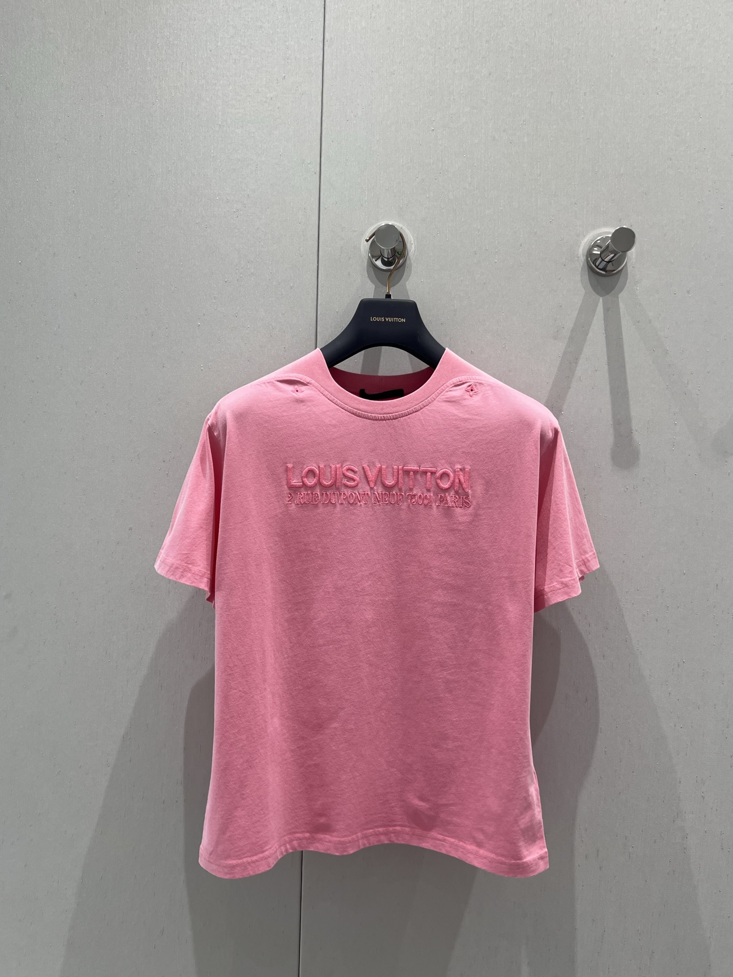 NO:427339,Support replacement Louis Vuitto* 25Ss spring and summer new style, letter embroidered washed ribbed short-sleeved T-shirt | Exclusive yb development! High-end production! Presbyterian flower eyelets on the chest and collar are embroidered with logo logo embroidery Cotton wash fabrics are dyed and presented with a lazy retro feel. The same style as men and women. S/M/L real-life details pictures are available in stock, louis vuitton, T-shirt,tees, t-shirt,alexander wang19860909支持换款 Louis Vuitto* 25Ss春夏新款 字母刺綉水洗罗纹短袖T恤丨独家yb开发！高版出品！胸前和衣领分别刺绣老花花卉孔眼 logo标识刺绣 棉水洗面料 经过染色工艺呈现慵懒复古感 做旧效果 男女同款 现货发售S/M/L实拍细节图,,louis vuitton,T-shirt,tees，t-shirt,alexander wang,Women's clothing