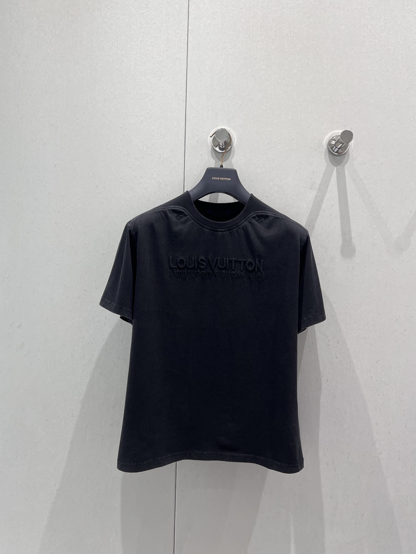 NO:427327,Support replacement Louis Vuitto* 25Ss spring and summer new style, letter embroidered washed ribbed short-sleeved T-shirt | Exclusive yb development! High-end production! Presbyterian flower eyelets on the chest and collar are embroidered with logo logo embroidery Cotton wash fabrics are dyed and presented with a lazy retro feel. The same style as men and women. S/M/L real-life details pictures are available in stock, louis vuitton, T-shirt,tees, t-shirt,alexander wang19860909支持换款 Louis Vuitto* 25Ss春夏新款 字母刺綉水洗罗纹短袖T恤丨独家yb开发！高版出品！胸前和衣领分别刺绣老花花卉孔眼 logo标识刺绣 棉水洗面料 经过染色工艺呈现慵懒复古感 做旧效果 男女同款 现货发售S/M/L实拍细节图,,louis vuitton,T-shirt,tees，t-shirt,alexander wang,Women's clothing