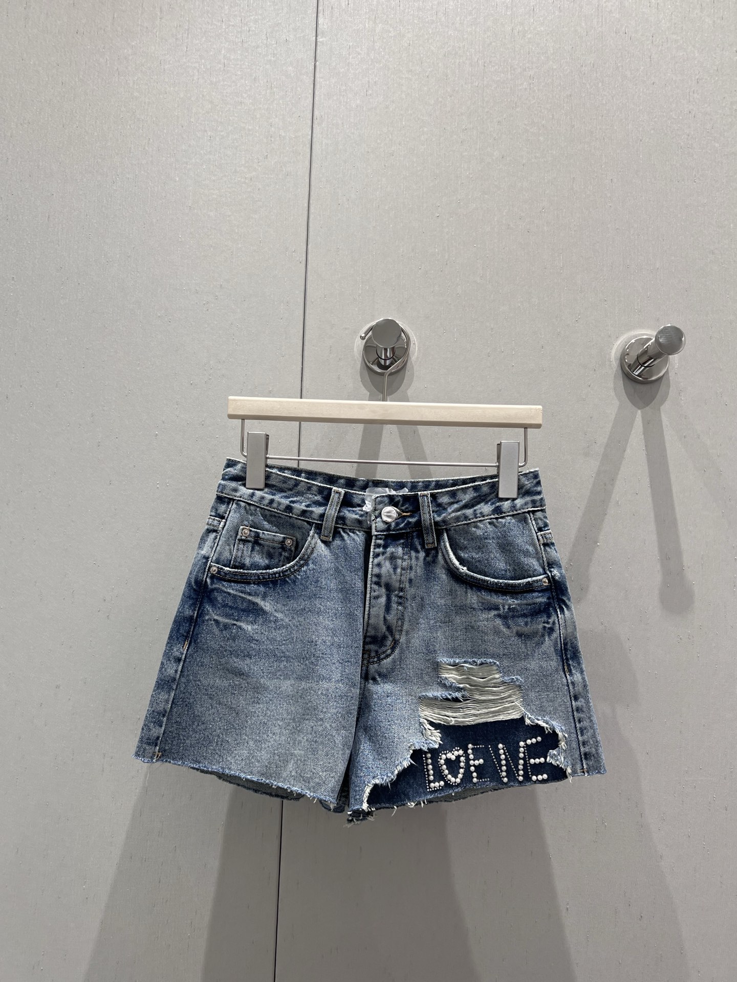 NO:428914,Support replacement Loew* 25Ss spring and summer new style, hot diamond beads and ripped denim shorts丨Exclusive high-end production!  A perfect hot girl American style!  Heavy Industry Washing Buffalo Color The breasted design adds personality elements. The upper body makes the legs look longer!  It is a must-have versatile item for summer wardrobe!  The daily life of matching various tops and short sleeves is a full of energy feel~ The A-shaped style does not pick on the figure, and the upper body makes the legs look longer!  Simple and casual combinations are very good!  S/M/L real photos, loewe, shorts, T-shirt, alexander wang19860909支持换款 Loew* 25Ss春夏新款 烫钻钉珠破洞牛仔短裤丨独家高版出品！妥妥的辣妹美式风格！重工洗水牛仔色 毛边设计增添个性元素 上身超级显腿长！是夏日衣柜必备的百搭单品！日常随意搭配各种上衣短袖就是元气满满的feel～A字版型不挑身材 上身超级显腿长！简单随意搭配都很！现货发售S/M/L实拍细节图,,loewe,shorts,T-shirt,alexander wang,Women's clothing