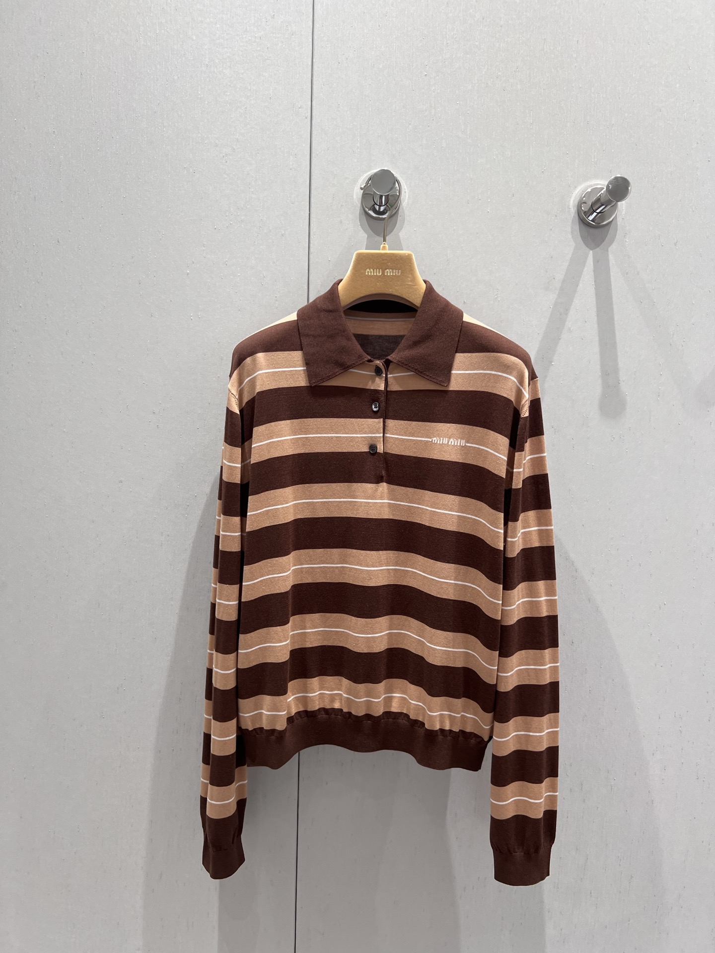 NO:427349,Support replacement Miumi* 25Ss spring and summer new style striped polo long-sleeved top | Exclusive yb development!  High-end production!  The delicate and soft yarn feels great!  The color jacquard craftsmanship between lines, the logo letters are low-key and luxurious. The temperamental small lapel is sweet and elegant and fashionable. The classic style is not picky about people and looks slim and versatile!  Highly recommend a must-have item!  Perfect workmanship quality depends on the details. S/M/L real photos of S/M/L are sold in stock, miumiu, alexander wang19860909支持换款 Miumi* 25Ss春夏新款 条纹polo长袖上衣丨独家yb开发！高版出品！纱线细腻柔软的手感超赞！线条间色提花工艺,logo字母低调奢华.气质小翻领甜美少女优雅又时髦,经典版型不挑人上身显瘦又百搭！强烈推荐必入单品！完美做工品质看细节. 现货发售S/M/L实拍细节图,,miumiu,alexander wang,Women's clothing