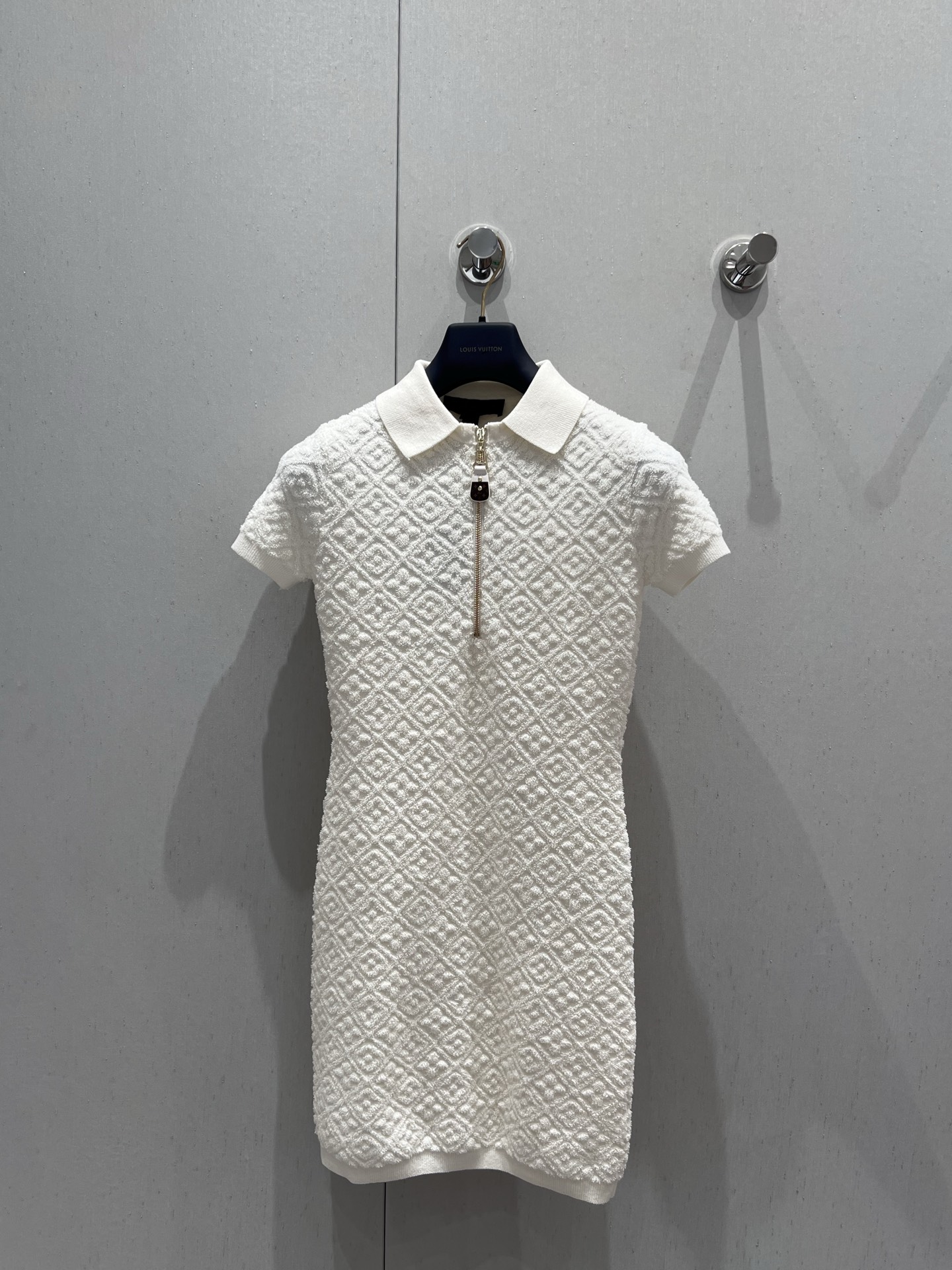 NO:428288,Supports the replacement of Louis Vuitto* 25Ss spring and summer new style, old-fashioned diamond-shaped short-sleeved dress丨Exclusive high-end production!  Cotton knitted material, comfortable and soft, high-quality texture, lapel dress style, collar cuff threaded pit strip design, elegant and intellectual, zipper half-plate paired with leather buckle, echoing the whole three-dimensional four-leaf clover diamond decoration, the overall shape is high-end and crisp, creating a brand-exclusive trendy style, adding a sense of styling to conventional and versatile styles, fashionable and high-end outfit, S/M/L real-life details pictures on sale, louis vuitton, skirts, T-shirt, alexander wang19860909支持换款Louis Vuitto* 25Ss春夏新款 老花菱格短袖连衣裙丨独家高版出品！棉毛针织材质 舒适柔软 质感上乘 翻领连衣裙版型 领边袖口螺纹坑条设计优雅知性 拉链半开襟搭配皮扣 呼应通体立体四叶草菱形装饰 整体造型高级挺括 打造品牌专属潮流风格 为常规百搭款式增添造型感 穿搭洋气高级 现货发售S/M/L实拍细节图,,louis vuitton,skirts,T-shirt,alexander wang,Women's clothing