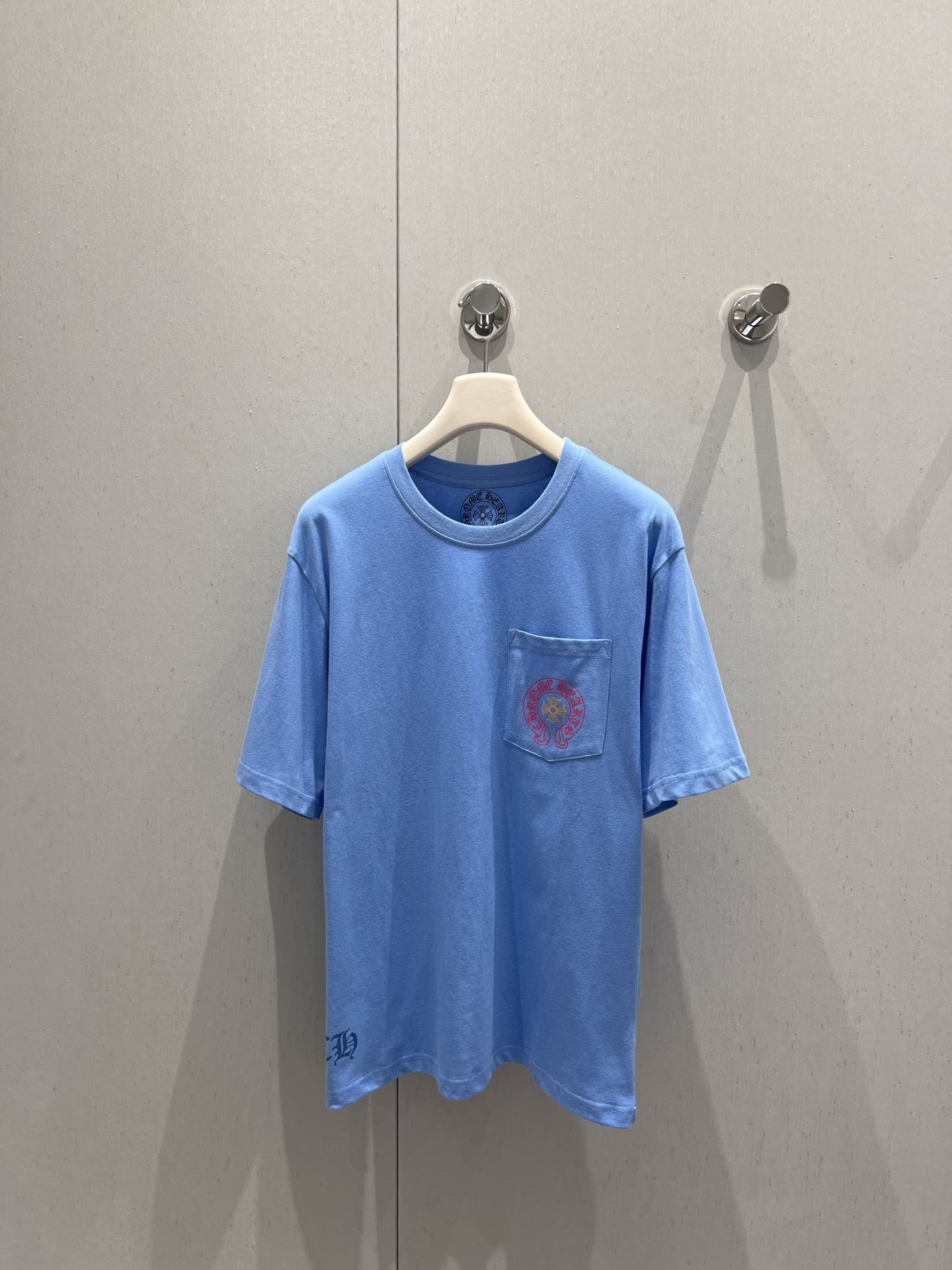 NO:428218,Support replacement ChromeHearts 25Ss spring and summer new model Miami limited horseshoe printed round neck short-sleeved T-shirt | Exclusive high-end production!  The fabric is comfortable and skin-friendly, and has no sense of difference. Custom-made dyed fabrics have high textile density, good drape and are not easy to deform. The thick texture and tight spinning process will not affect the breathability of the fabric. The saturation of the color is very high. The imported digital direct-spraying printing process is a versatile and beautiful short-sleeved style. The loose style covers the flesh and makes it look slimming and not picky!  S/M/L real photos of S/M/L on spot sale, chrome hearts, T-shirt, tees, t-shirt, alexander wang19860909支持换款 ChromeHearts 25Ss春夏新款 迈阿密限定马蹄印花圆领短袖T恤丨独家高版出品！面料舒适亲肤无异感,定制定染面料,纺织密度高,垂感佳,不易变形,厚织感加上紧密纺纱工艺,不会影响面料的透气性,成色的饱和度很高,进口数码直喷印花工艺,百搭好看的一款短袖,宽松版型遮肉显瘦不挑人！现货发售S/M/L实拍细节图,,chrome hearts,T-shirt,tees，t-shirt,alexander wang,Women's clothing