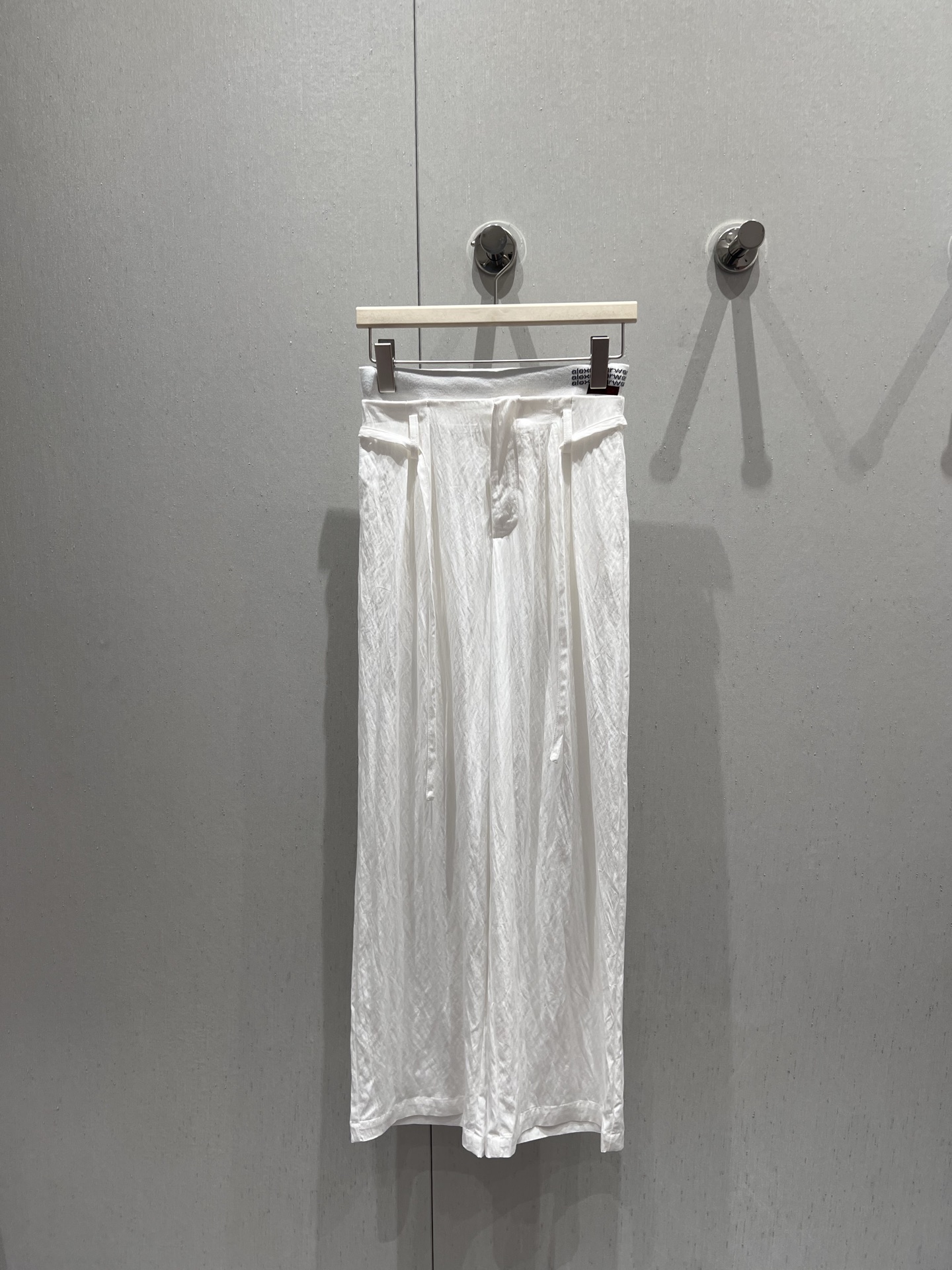 NO:429517,Support replacement Alexand*r wang 25ss Spring and Summer New Style Pleated Drawstring Wide-legged Trousers | Exclusive high-end product!  Imported pleated material, comfortable texture, soft and skin-friendly, presents a light and draped texture, elastic drawstring wide-leg straight trousers cut, all-vamp color black and white optional, with waist drawstring lace, adjust elasticity and create visual straight leg effect, elastic webbing at the waist embroidered letter embroidered logo, highlighting the brand style, customized with pleated texture fabric, full of personality and creativity, fashionable and fashionable outfit, S/M/L real-life details pictures,,alexander wang19860909支持换款 Alexand*r wang 25ss春夏新款 褶皱抽绳阔腿长裤丨独家高版出品！进口褶皱材质 质感舒适 柔软亲肤 呈现轻薄垂坠质感 弹力抽绳阔腿直筒长裤裁剪 通体素色黑白可选 配合腰侧抽绳系带 调节松紧的同时 打造视觉直腿效果 腰间弹力织带点缀字母刺绣徽标 凸显品牌格调 定制自带褶皱肌理面料 充满个性和创意 穿搭时髦洋气 现货发售S/M/L实拍细节图,,alexander wang,Women's clothing