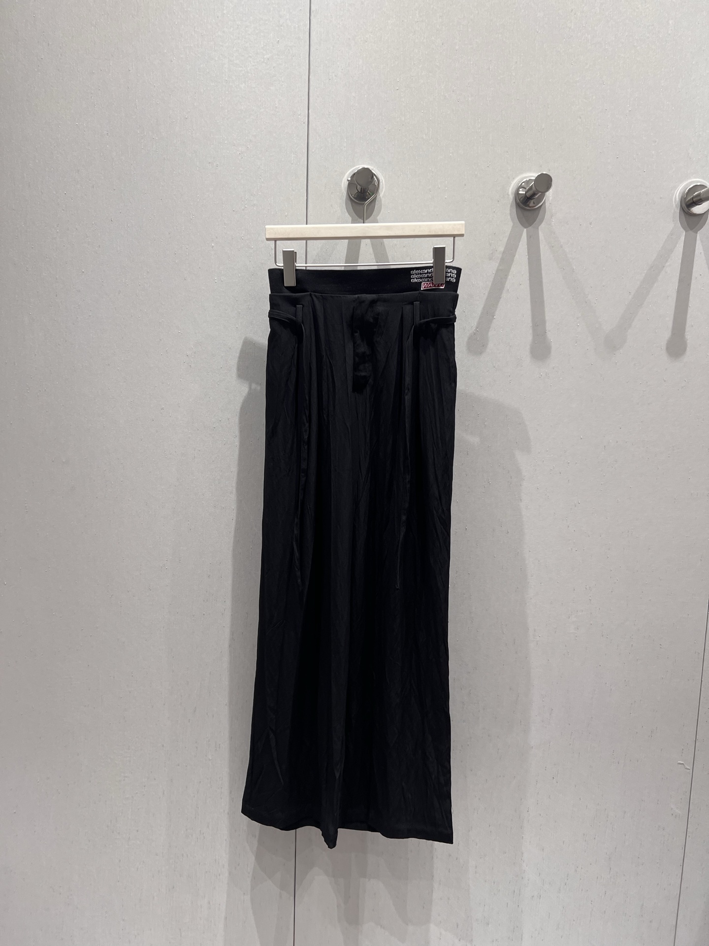 NO:429480,Support replacement Alexand*r wang 25ss Spring and Summer New Style Pleated Drawstring Wide-legged Trousers | Exclusive high-end product!  Imported pleated material, comfortable texture, soft and skin-friendly, presents a light and draped texture, elastic drawstring wide-leg straight trousers cut, all-vamp color black and white optional, with waist drawstring lace, adjust elasticity and create visual straight leg effect, elastic webbing at the waist embroidered letter embroidered logo, highlighting the brand style, customized with pleated texture fabric, full of personality and creativity, fashionable and fashionable outfit, S/M/L real-life details pictures,,alexander wang19860909支持换款 Alexand*r wang 25ss春夏新款 褶皱抽绳阔腿长裤丨独家高版出品！进口褶皱材质 质感舒适 柔软亲肤 呈现轻薄垂坠质感 弹力抽绳阔腿直筒长裤裁剪 通体素色黑白可选 配合腰侧抽绳系带 调节松紧的同时 打造视觉直腿效果 腰间弹力织带点缀字母刺绣徽标 凸显品牌格调 定制自带褶皱肌理面料 充满个性和创意 穿搭时髦洋气 现货发售S/M/L实拍细节图,,alexander wang,Women's clothing