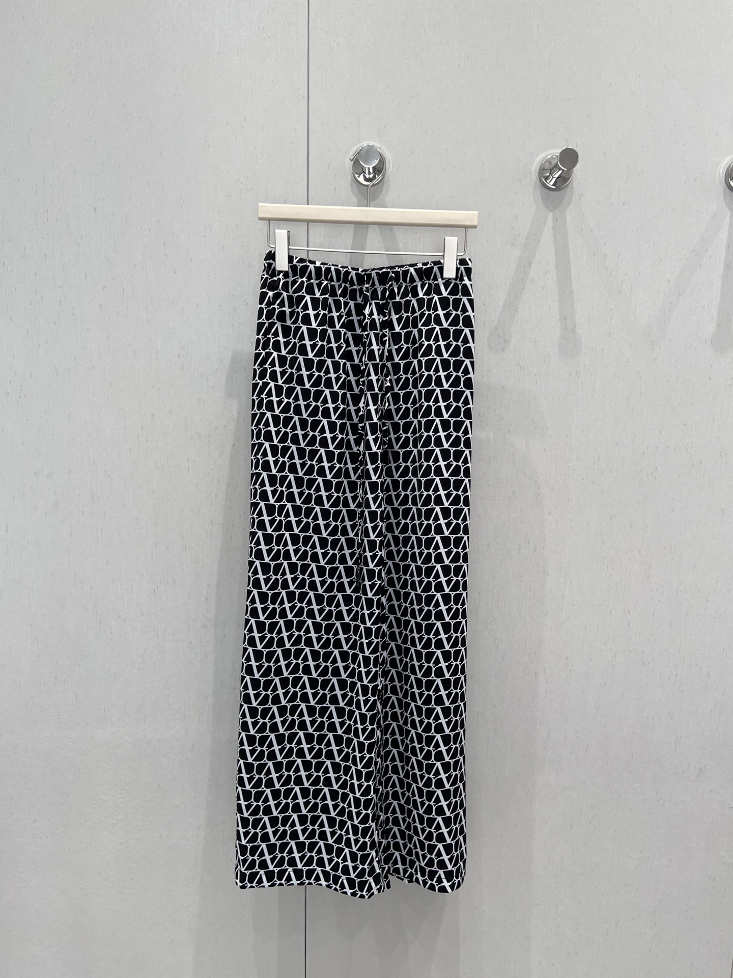 NO:429499,Support replacement Valentin* 25ss Spring and Summer New Style Letter Print Elastic Waist Wide Leg Pants | Exclusive High-end Production!  Drawstring is elastic waist, the wear is not awkward and inclusive, and it is slim and outlines the perfect figure. The silky wears a comfortable drawstring waist, fashionable and fashionable, versatile and not picky. S/M/L real-life details pictures are available in stock, valentino, alexander wang19860909支持换款 Valentin* 25ss春夏新款 字母印花松紧腰阔腿裤丨独家高版出品！抽绳松紧腰 穿搭进出不尴尬包容性极好 显瘦勾勒完美身材 丝质穿着舒适抽绳腰头 时髦洋气 百搭不挑人 现货发售S/M/L实拍细节图,,valentino,alexander wang,Women's clothing