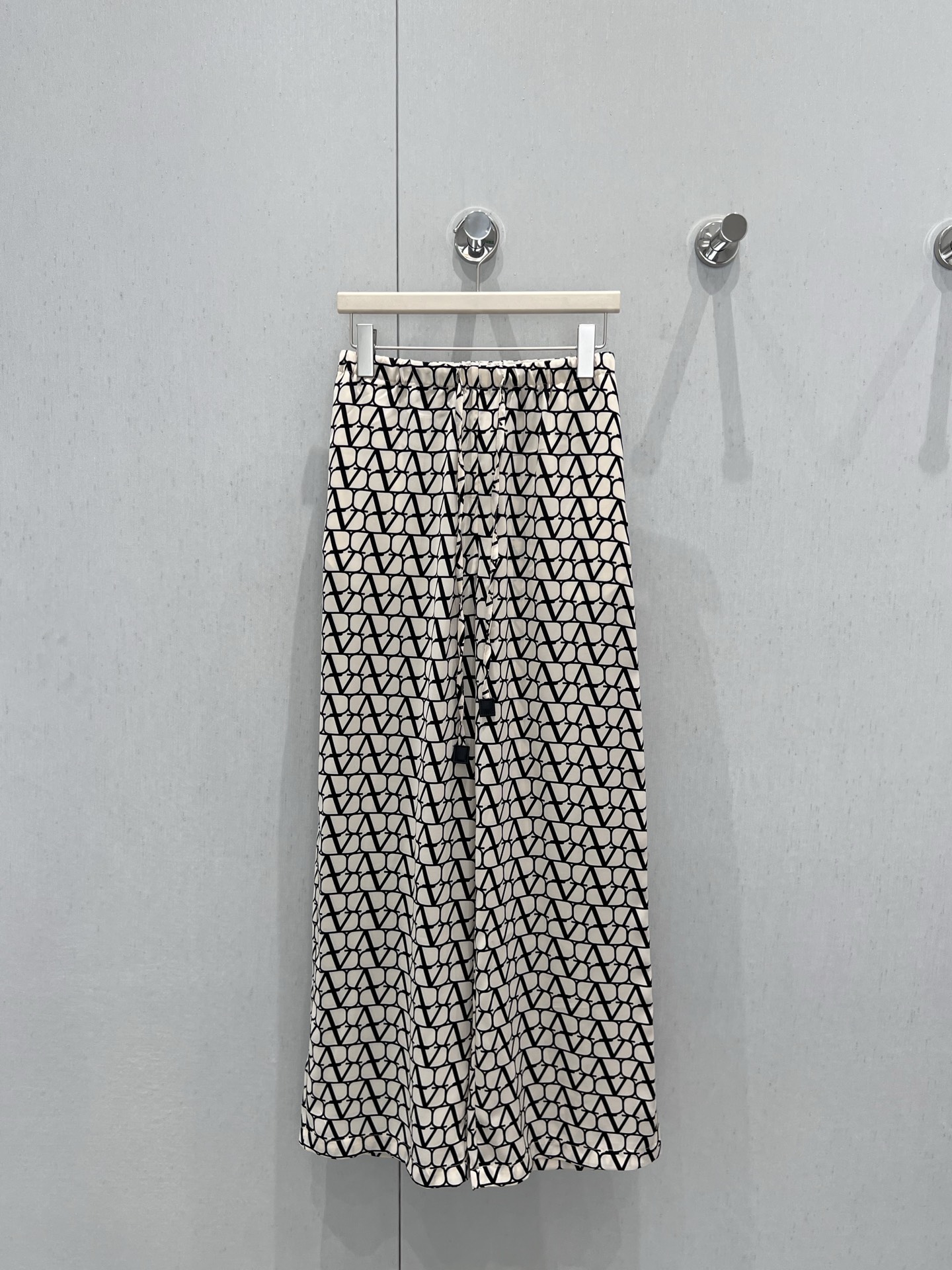 NO:429509,Support replacement Valentin* 25ss Spring and Summer New Style Letter Print Elastic Waist Wide Leg Pants | Exclusive High-end Production!  Drawstring is elastic waist, the wear is not awkward and inclusive, and it is slim and outlines the perfect figure. The silky wears a comfortable drawstring waist, fashionable and fashionable, versatile and not picky. S/M/L real-life details pictures are available in stock, valentino, alexander wang19860909支持换款 Valentin* 25ss春夏新款 字母印花松紧腰阔腿裤丨独家高版出品！抽绳松紧腰 穿搭进出不尴尬包容性极好 显瘦勾勒完美身材 丝质穿着舒适抽绳腰头 时髦洋气 百搭不挑人 现货发售S/M/L实拍细节图,,valentino,alexander wang,Women's clothing