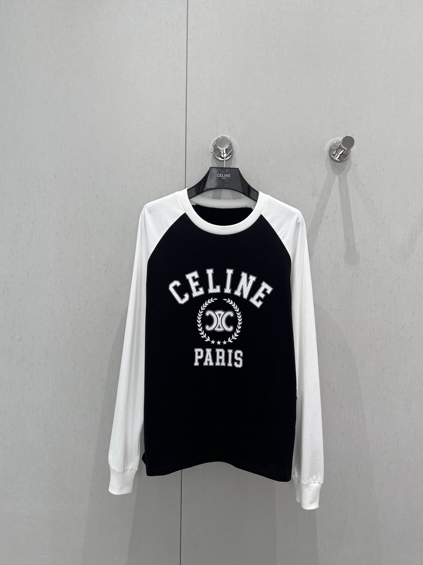 NO:428904,Support replacement Celin* 25Fw early autumn new style, Arc de Triomphe printed long-sleeved T-shirt | Exclusive yb development!  High-end production!  Lightweight pure cotton fabrics are also good to wear as sun protection. Contrasting color sleeve splicing design is fashionable and essential items to unlock all outfits!  Determine the quality of my home!  Classic items are fashionable and high-end!  The classic style is versatile and not picky!  Highly recommend the private model. S/M/L real photos of S/M/L are available in stock, celine,tees, t-shirt,alexander wang19860909支持换款 Celin* 25Fw早秋新款 麦穗凯旋门印花长袖T恤丨独家yb开发！高版出品！轻盈纯棉面料当防晒穿也好看,撞色袖拼接设计时髦精必备单品解锁所有穿搭！认准我家品质！经典单品时髦又高级！经典版型百搭不挑人！强烈推荐自留款.现货发售S/M/L实拍细节图,,celine,tees，t-shirt,alexander wang,Women's clothing