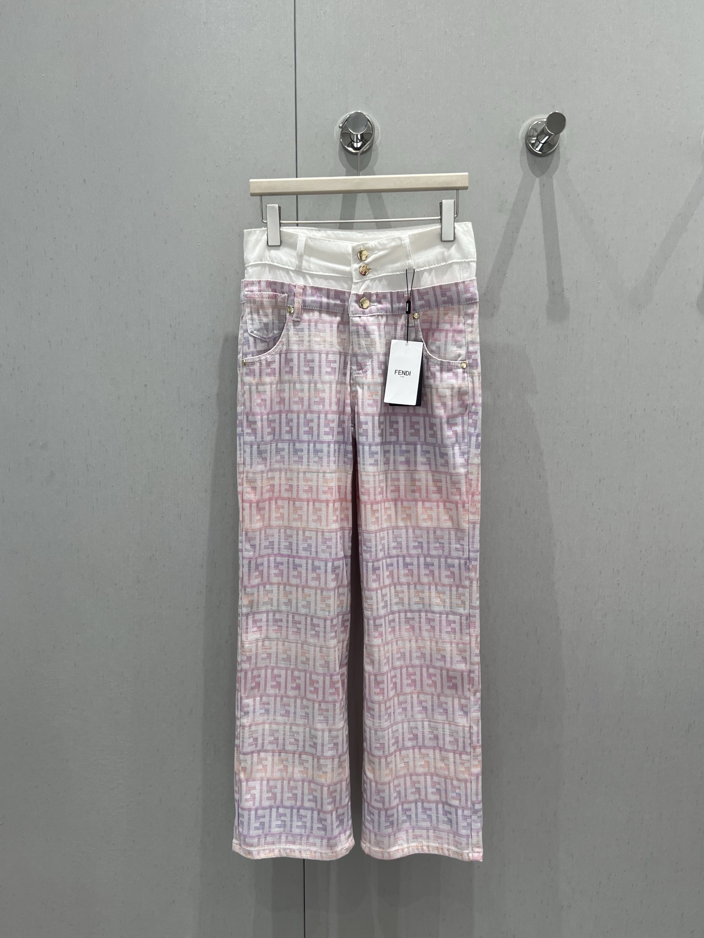 NO:430314,Supports replacement Fend* 25Ss spring and summer new style, colorful letter jacquard straight jeans trousers | Exclusive high-end production!  Use imported denim cotton fabric. The fabric is delicate, soft and comfortable. Soft and comfortable. Comfortable. Three-piece buckle design. Three-dimensional cut style is versatile and slimming. It can instantly lengthen the body proportions. Color embroidered letter jacquard design. It is very suitable for summer color matching. Customized hardware accessories~ S/M/L real-life details pictures on sale, fendi, alexander wang19860909支持换款 Fend* 25Ss春夏新款 彩色字母提花直筒牛仔长裤丨独家高版出品！采用进口牛仔棉面料 面料细腻柔软舒适 柔软舒适的触感 上身舒服 三粒扣设计 立体裁剪版型百搭又显瘦 能瞬间拉长身材比例 彩色刺绣字母提花设计 很适合夏天的配色耶 定制五金配件~现货发售S/M/L实拍细节图,,fendi,alexander wang,Women's clothing