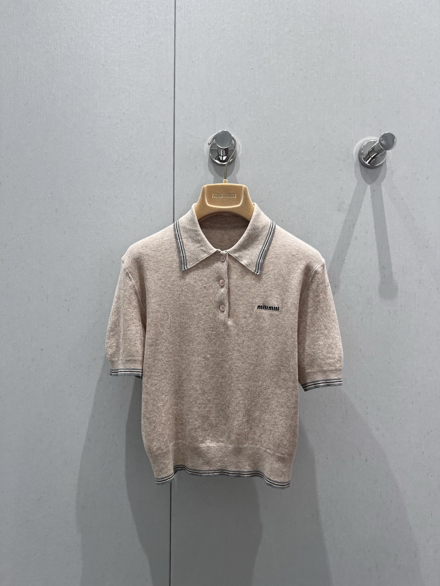 NO:428900,Support replacement Mium*u 25 spring and summer new product, letter micro-label polo collar short-sleeved knitted top | Exclusive yb development!  High-end production!  Must rush!  A super soft and breathable knitted top, a beautiful contrasting color design, simple and stylish, imported ultra-fine knitted, sports and leisure academy style~ it is very tunable when worn alone or layered!  Highly recommend the order-scoring speed!  S/M/L real photos, miumiu, T-shirt, alexander wang19860909支持换款 Mium*u 25春夏新品 字母微标polo领短袖针织上衣丨独家yb开发！高版出品！一定要冲！超级软糯透气的一件针织上衣 好耐看的撞色设计 简约又有格调 进口超细针针织而成 运动休闲学院风～单穿或叠穿都很有调调！强烈推荐砸单速度！现货发售 S/M/L实拍细节图,,miumiu,T-shirt,alexander wang,Women's clothing