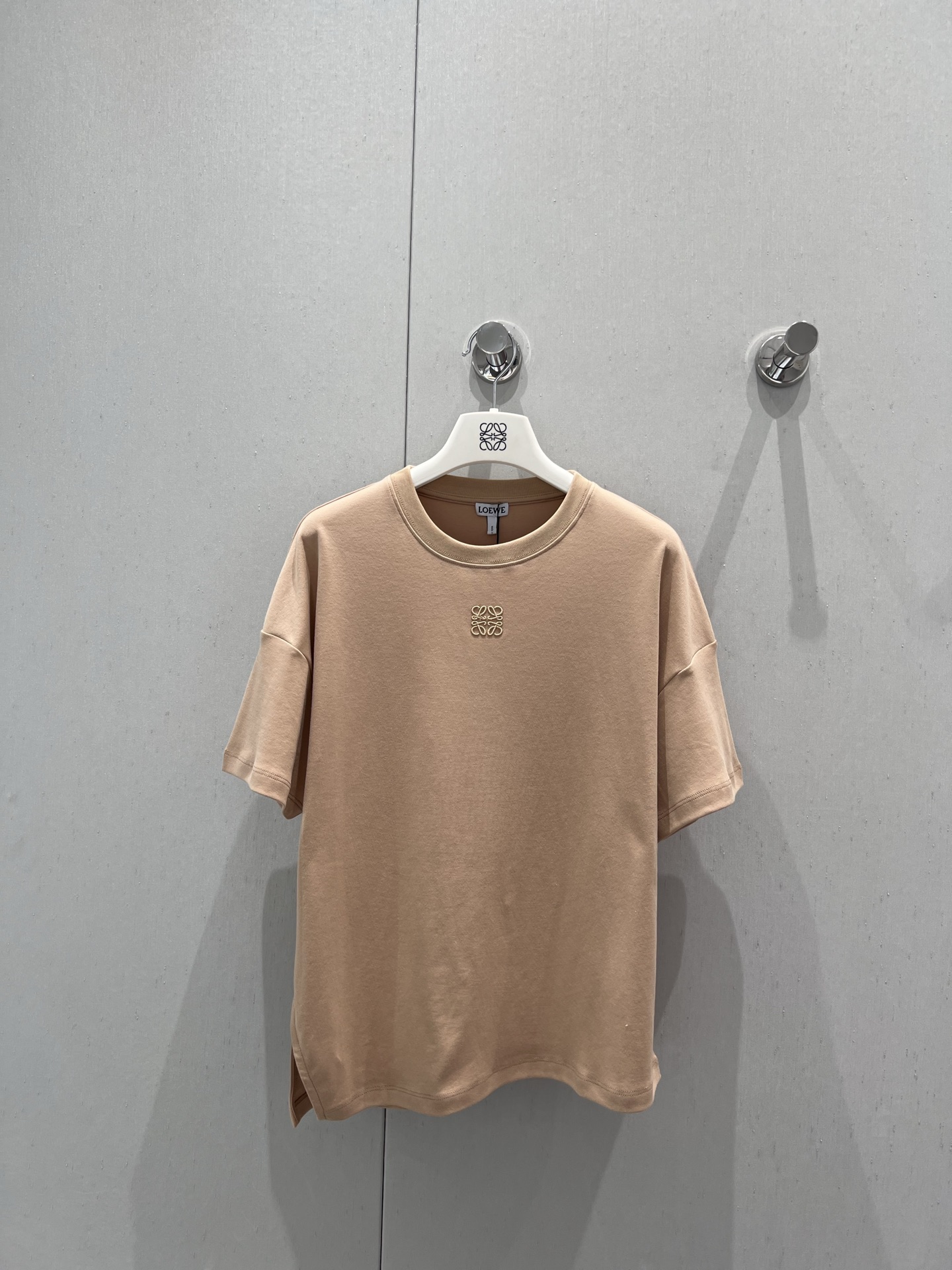 NO:428926,Support replacement Loew* 25Ss spring and summer new style round neck small logo embroidered logo short-sleeved T-shirt丨Exclusive high-end production!  Custom tailoring design, pure cotton material and comfort. The simple and atmospheric small-size design really shows the figure, the right length of the clothes visually automatically divides the figure into a golden ratio, whether worn alone or under the base. S/M/L real-life details pictures are available in stock, loewe, T-shirt, tees, t-shirt, gold, alexander wang19860909支持换款 Loew* 25Ss春夏新款 圆领小标刺绣logo短袖T恤丨独家高版出品！定制裁剪设计,纯棉材质与舒适度兼具.简约大气的小版型设计真的巨显身材,恰到好处的衣长 视觉自动将身材分割出黄金比例,无论单穿或者打底都很绝.现货发售S/M/L实拍细节图,,loewe,T-shirt,tees，t-shirt,gold,alexander wang,Women's clothing