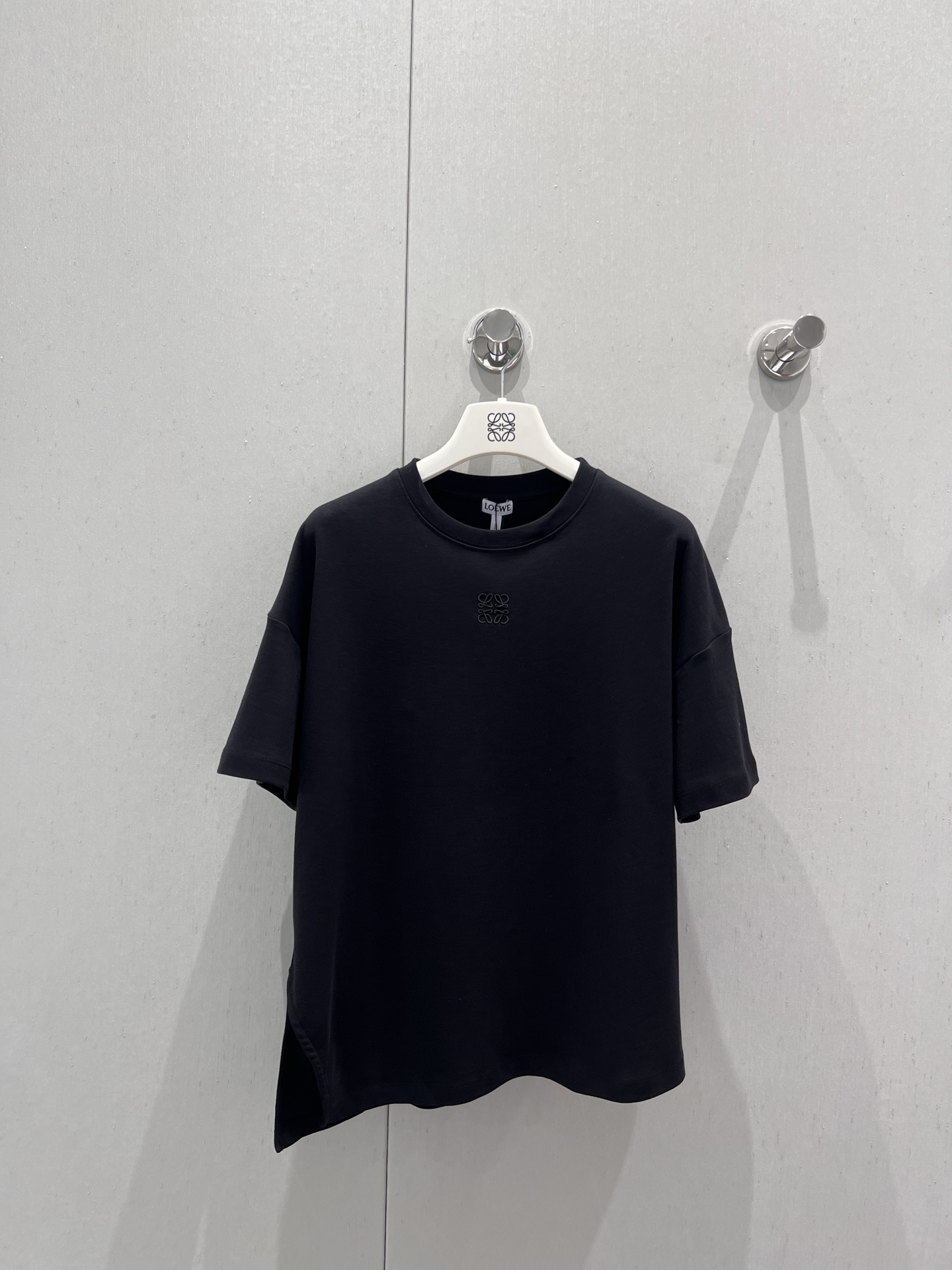 NO:428922,Support replacement Loew* 25Ss spring and summer new style round neck small logo embroidered logo short-sleeved T-shirt丨Exclusive high-end production!  Custom tailoring design, pure cotton material and comfort. The simple and atmospheric small-size design really shows the figure, the right length of the clothes visually automatically divides the figure into a golden ratio, whether worn alone or under the base. S/M/L real-life details pictures are available in stock, loewe, T-shirt, tees, t-shirt, gold, alexander wang19860909支持换款 Loew* 25Ss春夏新款 圆领小标刺绣logo短袖T恤丨独家高版出品！定制裁剪设计,纯棉材质与舒适度兼具.简约大气的小版型设计真的巨显身材,恰到好处的衣长 视觉自动将身材分割出黄金比例,无论单穿或者打底都很绝.现货发售S/M/L实拍细节图,,loewe,T-shirt,tees，t-shirt,gold,alexander wang,Women's clothing