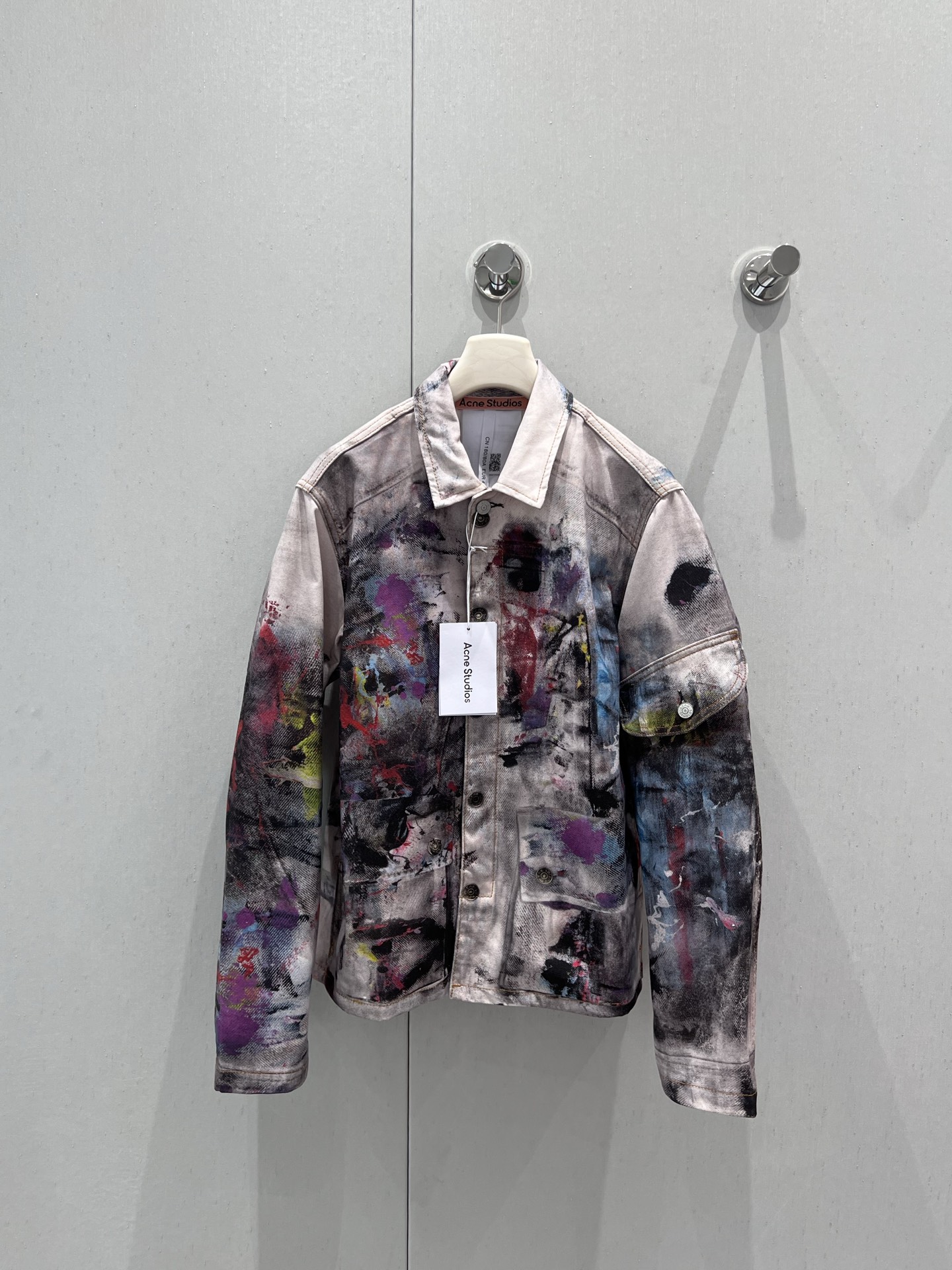 NO:428905,Support replacement Acne Stud*o 25Ss spring and summer new style painted tie-dye oil painting made of old denim jacket | Exclusive yb development!  High-end production!  The same style of men and women adopts 3D printing technology, and the ink-splashing oil painting elements are presented in three-dimensionally, with rich colors without losing coordination, creating a unique 'colorful black'. The rich sense of art and retro and old texture blend, making every graffiti look like carefully carved brushstrokes. The whole set is more recommended~ Wear it and go out on the street, easily interpreting the cool style, and adding unique charm to daily shapes. On sale in stock 44-46-48-50-52 Real-life detailed pictures, acne studios, jackets & coats, alexander wang19860909支持换款 Acne Stud*o 25Ss春夏新款 彩绘扎染油画做旧牛仔外套丨独家yb开发！高版出品！男女同款 采用3D打印工艺,将泼墨油画元素立体呈现,色彩丰富而不失协调,打造出别具一格的“五彩斑斓的黑”.浓郁的艺术感与复古做旧质感相融,让每一处涂鸦都似精心雕琢的笔触.整套搭配更推荐～穿上它出街,轻松诠释酷飒风格,为日常造型增添独特魅力.现货发售44-46-48-50-52实拍细节图,,acne studios,jackets & coats,alexander wang,Women's clothing