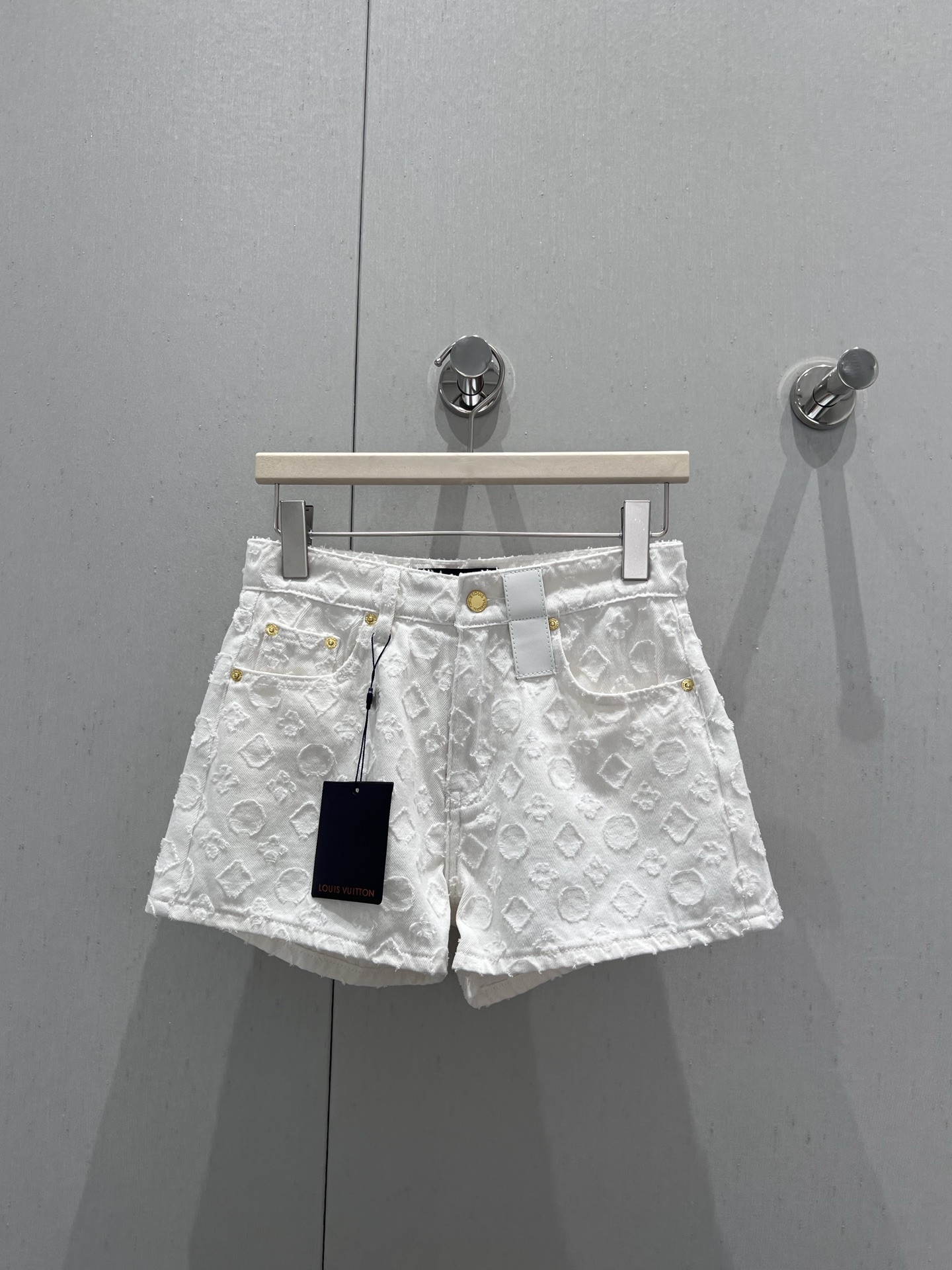 NO:429453,Support replacement LouisVuit*on 25Ss spring and summer new style, full-print jacquard white denim shorts丨Exclusive high-end production!  Customized YB twill cotton fabric, jacquard full-print design, good breathability, soft and skin-friendly, high-waist zipper symmetrical pocket, three-dimensional jacquard texture highlights style, full of light and luxurious, fashionable and high-end upper body, slimming and long legs, versatile tool, not picky for people to wear, can be used in any body shape, S/M/L real-life details pictures,, louis vuitton, shorts, alexander wang19860909支持换款 LouisVuit*on 25Ss春夏新款 满印提花白色牛仔短裤丨独家高版出品！定制YB斜纹棉面料 提花满印设计 透气性佳 柔软亲肤 高腰拉链对称口袋 立体提花肌理彰显格调 轻奢感十足 上身时髦又高级 显瘦显腿长 百搭利器 不挑人穿 任何身形都可驾驭 现货发售S/M/L实拍细节图,,louis vuitton,shorts,alexander wang,Women's clothing