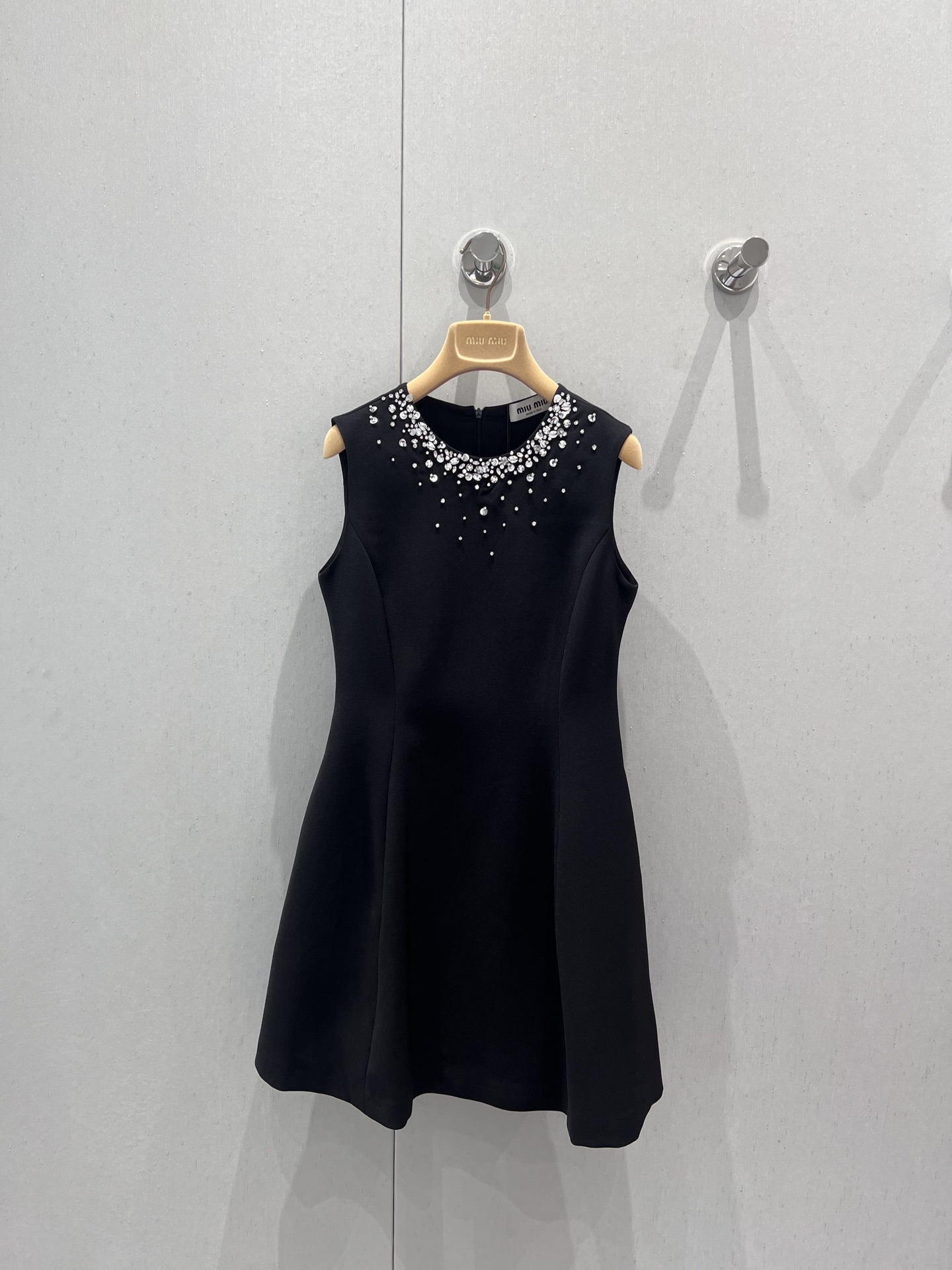 NO:430890,Supports replacement of Miumi* 25Ss spring and summer new style pure handmade beaded high-end vest dress | Exclusive high-end production!  Super recommended classic and versatile little black skirt. Whether it is the cut or the workmanship details, it is very good. It is age-reducing and retro, slimming and not wearing a body, pure and fairy, absolutely amazing at the party venue. S/M/L real-life details pictures, miumiu, skirts, alexander wang19860909支持换款Miumi* 25Ss春夏新款 纯手工钉珠高级感背心连衣裙丨独家高版出品！经典百搭小黑裙超级推荐 不管是版型的剪裁或者做工细节都很到位 减龄又复古 显瘦又不会包身 又纯又仙 聚会场合绝对惊艳 现货发售 S/M/L实拍细节图,,miumiu,skirts,alexander wang,Women's clothing