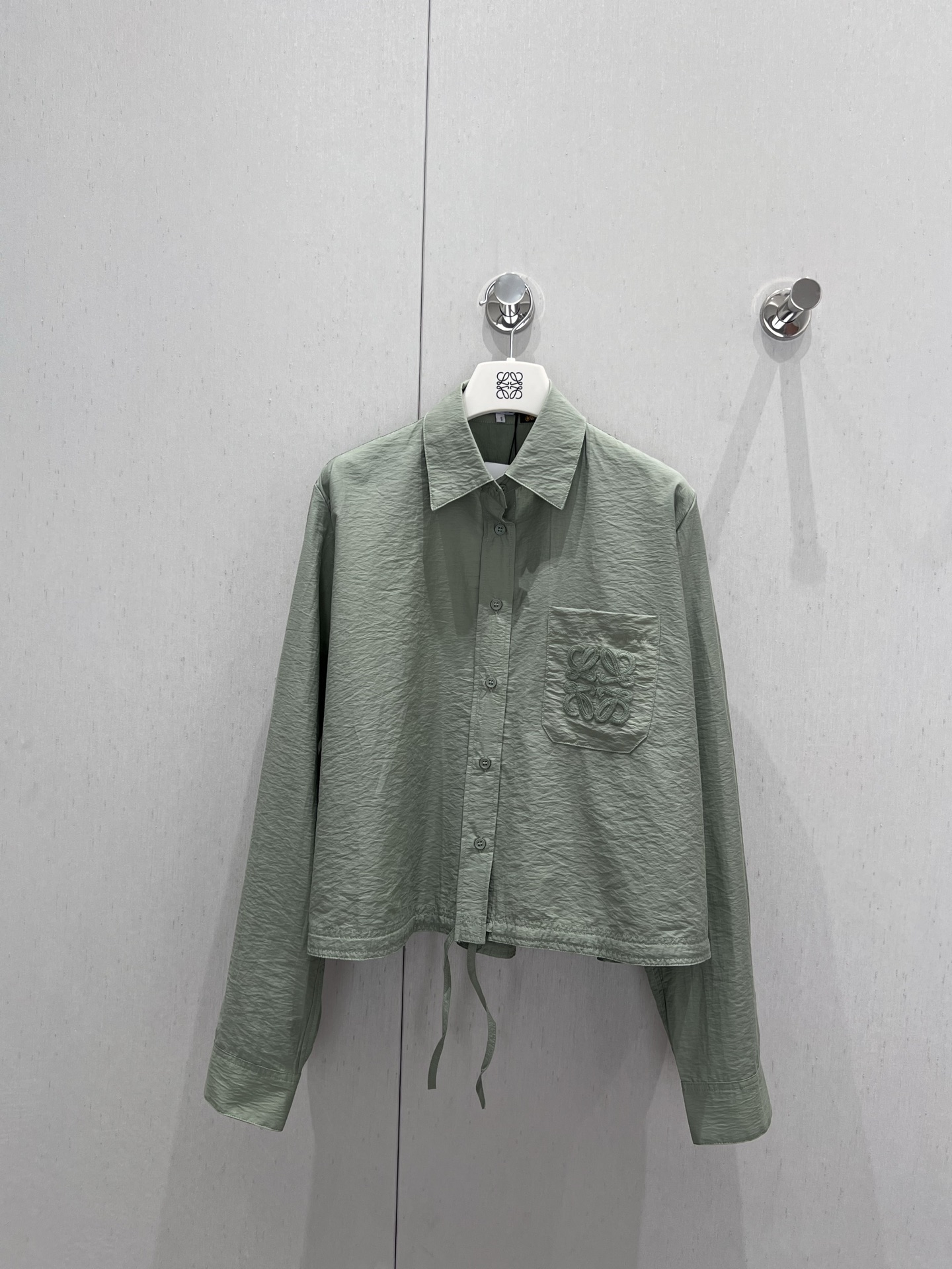 NO:429513,Support replacement Loew* 25Ss spring and summer new style embroidered lightweight textured cotton poplin shirt丨Exclusive yb development!  High-end production!  A small shirt with a simple design that looks ordinary, with straw logo embroidery on the chest, a small thought design with a slit back is low-key and sexy, and the loose silhouette drawstring hem is cut without picking on people's style and casual and handsome. It is highly recommended to keep it yourself!  S/M/L real photos of details on spot sale, loewe, espadrilles,shirts,alexander wang19860909支持换款 Loew* 25Ss春夏新款 刺绣轻质纹理棉质府绸衬衫丨独家yb开发！高版出品！简约设计感看似平平无奇的一件小衬衫,胸部饰有草编徽标刺绣,后背开叉的小心思设计低调又性感,宽松廓形抽绳下摆剪裁不挑人版型随性帅气.强烈推荐自留款！现货发售S/M/L实拍细节图,,loewe,espadrilles,shirts,alexander wang,Women's clothing