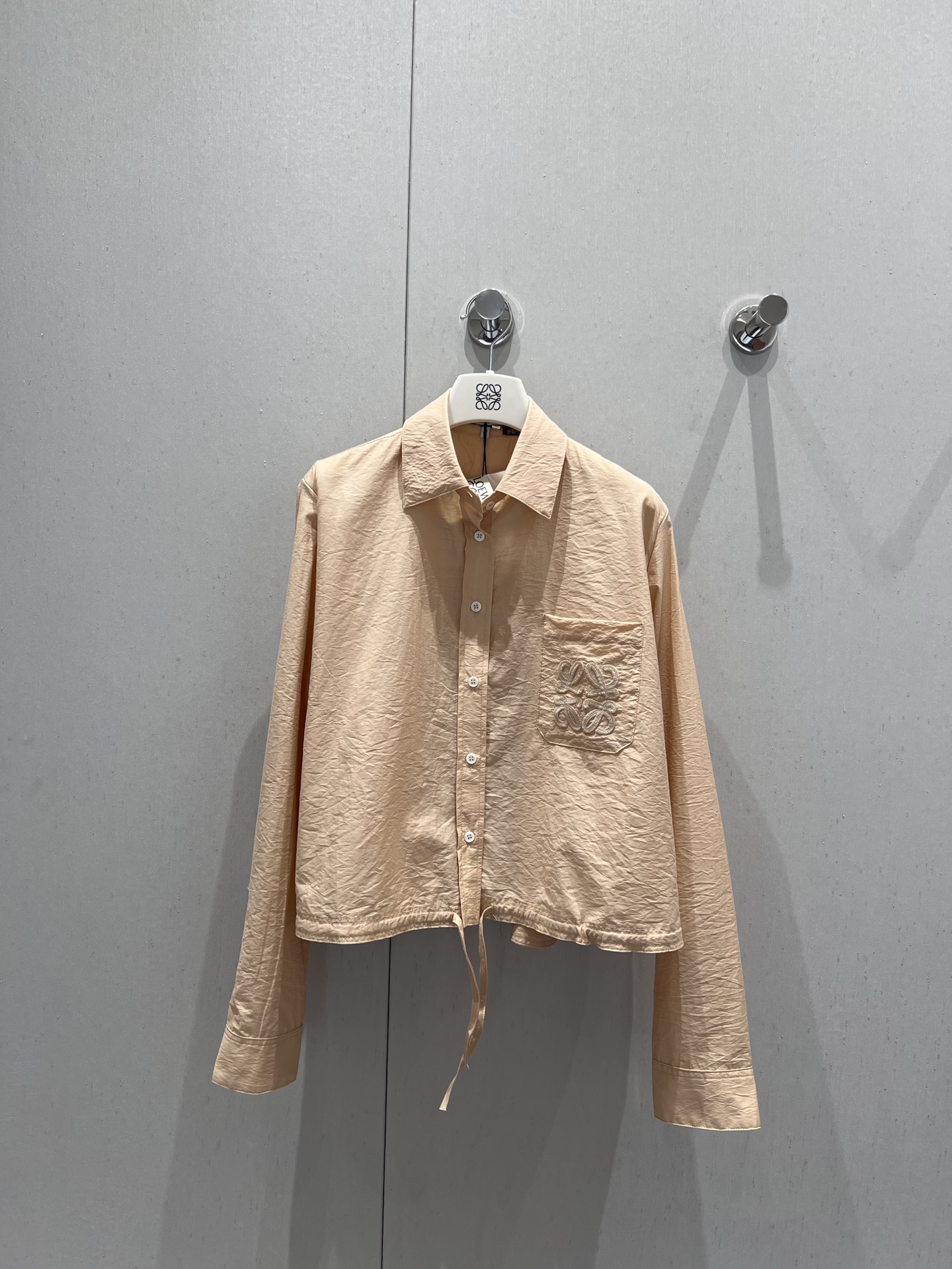 NO:429502,Support replacement Loew* 25Ss spring and summer new style embroidered lightweight textured cotton poplin shirt丨Exclusive yb development!  High-end production!  A small shirt with a simple design that looks ordinary, with straw logo embroidery on the chest, a small thought design with a slit back is low-key and sexy, and the loose silhouette drawstring hem is cut without picking on people's style and casual and handsome. It is highly recommended to keep it yourself!  S/M/L real photos of details on spot sale, loewe, espadrilles,shirts,alexander wang19860909支持换款 Loew* 25Ss春夏新款 刺绣轻质纹理棉质府绸衬衫丨独家yb开发！高版出品！简约设计感看似平平无奇的一件小衬衫,胸部饰有草编徽标刺绣,后背开叉的小心思设计低调又性感,宽松廓形抽绳下摆剪裁不挑人版型随性帅气.强烈推荐自留款！现货发售S/M/L实拍细节图,,loewe,espadrilles,shirts,alexander wang,Women's clothing