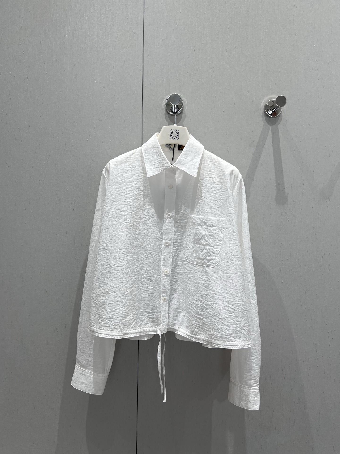 NO:429474,Support replacement Loew* 25Ss spring and summer new style embroidered lightweight textured cotton poplin shirt丨Exclusive yb development!  High-end production!  A small shirt with a simple design that looks ordinary, with straw logo embroidery on the chest, a small thought design with a slit back is low-key and sexy, and the loose silhouette drawstring hem is cut without picking on people's style and casual and handsome. It is highly recommended to keep it yourself!  S/M/L real photos of details on spot sale, loewe, espadrilles,shirts,alexander wang19860909支持换款 Loew* 25Ss春夏新款 刺绣轻质纹理棉质府绸衬衫丨独家yb开发！高版出品！简约设计感看似平平无奇的一件小衬衫,胸部饰有草编徽标刺绣,后背开叉的小心思设计低调又性感,宽松廓形抽绳下摆剪裁不挑人版型随性帅气.强烈推荐自留款！现货发售S/M/L实拍细节图,,loewe,espadrilles,shirts,alexander wang,Women's clothing