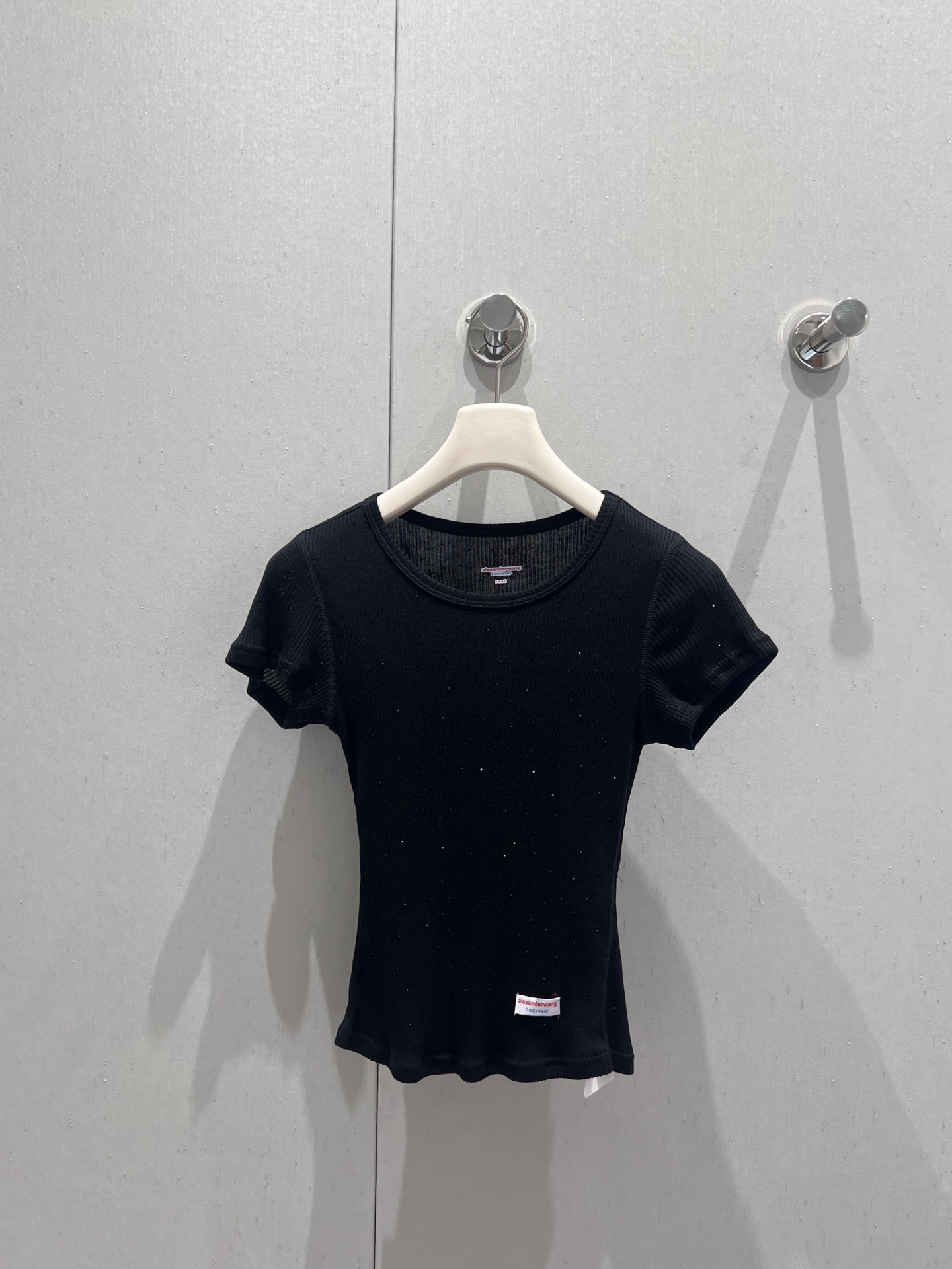 NO:429463,Support replacement Alexand*r wang 25Ss spring and summer new model full-diamond short thread short-sleeved T-shirt | Exclusive yb development!  High-end production!  The hot girl style sweeping over, the slim style, the flashing of Buling Buling, the trendy aura that the king has, the casual and sexy life attitude, the versatile and eye-catching appearance in daily life. High elastic threads, the slim upper body makes you look taller and thin!  S/M/L real photos of details of spot sale, alexander wang, T-shirt,tees, t-shirt,alexander wang19860909支持换款 Alexand*r wang 25Ss春夏新款 满钻短款螺纹短袖T恤丨独家yb开发！高版出品！席卷而来的辣妹风,修身款式,布灵布灵的闪烁,大王自带的潮流气场,休闲又性感的生活态度,日常出街百搭吸睛.高弹螺纹,上身修身显高显瘦！现货发售S/M/L实拍细节图,,alexander wang,T-shirt,tees，t-shirt,alexander wang,Women's clothing