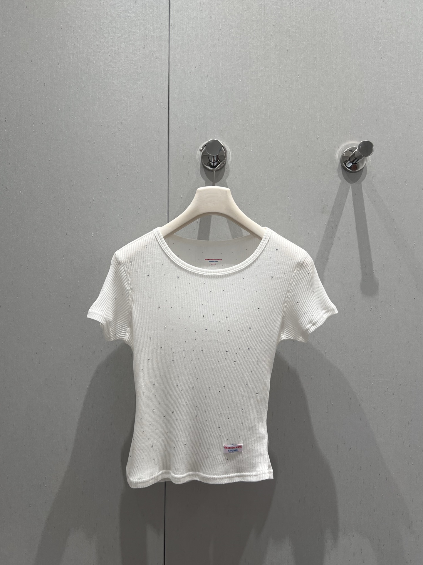 NO:429473,Support replacement Alexand*r wang 25Ss spring and summer new model full-diamond short thread short-sleeved T-shirt | Exclusive yb development!  High-end production!  The hot girl style sweeping over, the slim style, the flashing of Buling Buling, the trendy aura that the king has, the casual and sexy life attitude, the versatile and eye-catching appearance in daily life. High elastic threads, the slim upper body makes you look taller and thin!  S/M/L real photos of details of spot sale, alexander wang, T-shirt,tees, t-shirt,alexander wang19860909支持换款 Alexand*r wang 25Ss春夏新款 满钻短款螺纹短袖T恤丨独家yb开发！高版出品！席卷而来的辣妹风,修身款式,布灵布灵的闪烁,大王自带的潮流气场,休闲又性感的生活态度,日常出街百搭吸睛.高弹螺纹,上身修身显高显瘦！现货发售S/M/L实拍细节图,,alexander wang,T-shirt,tees，t-shirt,alexander wang,Women's clothing