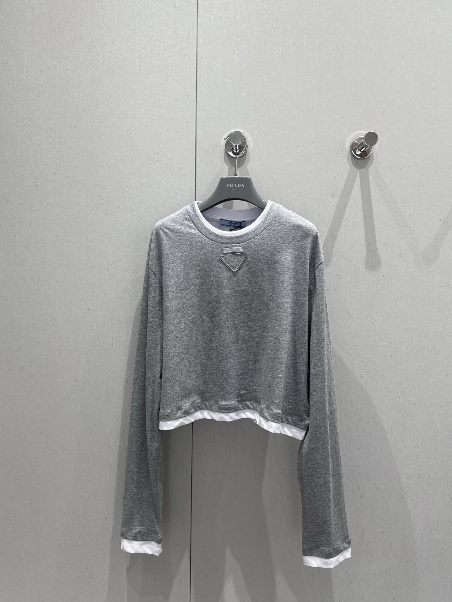 NO:429483,Support replacement Prad* 25Ss spring and summer new model fake two-piece long-sleeved T-shirt | Exclusive yb development!  High-end production!  Imported pure cotton fabric has a super texture and is loose and short style that doesn’t pick on the figure!  It has a very inclusive nature. Both pear-shaped figure and apple-shaped figure are suitable for matching with the classic patch triangle label sweet and cool girl's handsome and casual temperament!  The upper body looks slim and tall and versatile!  It can also be used as a sunscreen when it is hot, and it is highly recommended to keep it yourself!  S/M/L real photos, prada, tees, t-shirt, alexander wang19860909支持换款 Prad* 25Ss春夏新款 假两件长袖T恤丨独家yb开发！高版出品！进口纯棉面料质感超赞宽松小短款版型不挑身材！包容性很好,梨型身材和苹果型身材都适合搭配经典贴布三角标甜酷风少女帅气随性气质！版型上身显瘦高挑又百搭！天热的时候也能当个防晒,强烈推荐自留款！现货发售S/M/L实拍细节图,,prada,tees，t-shirt,alexander wang,Women's clothing