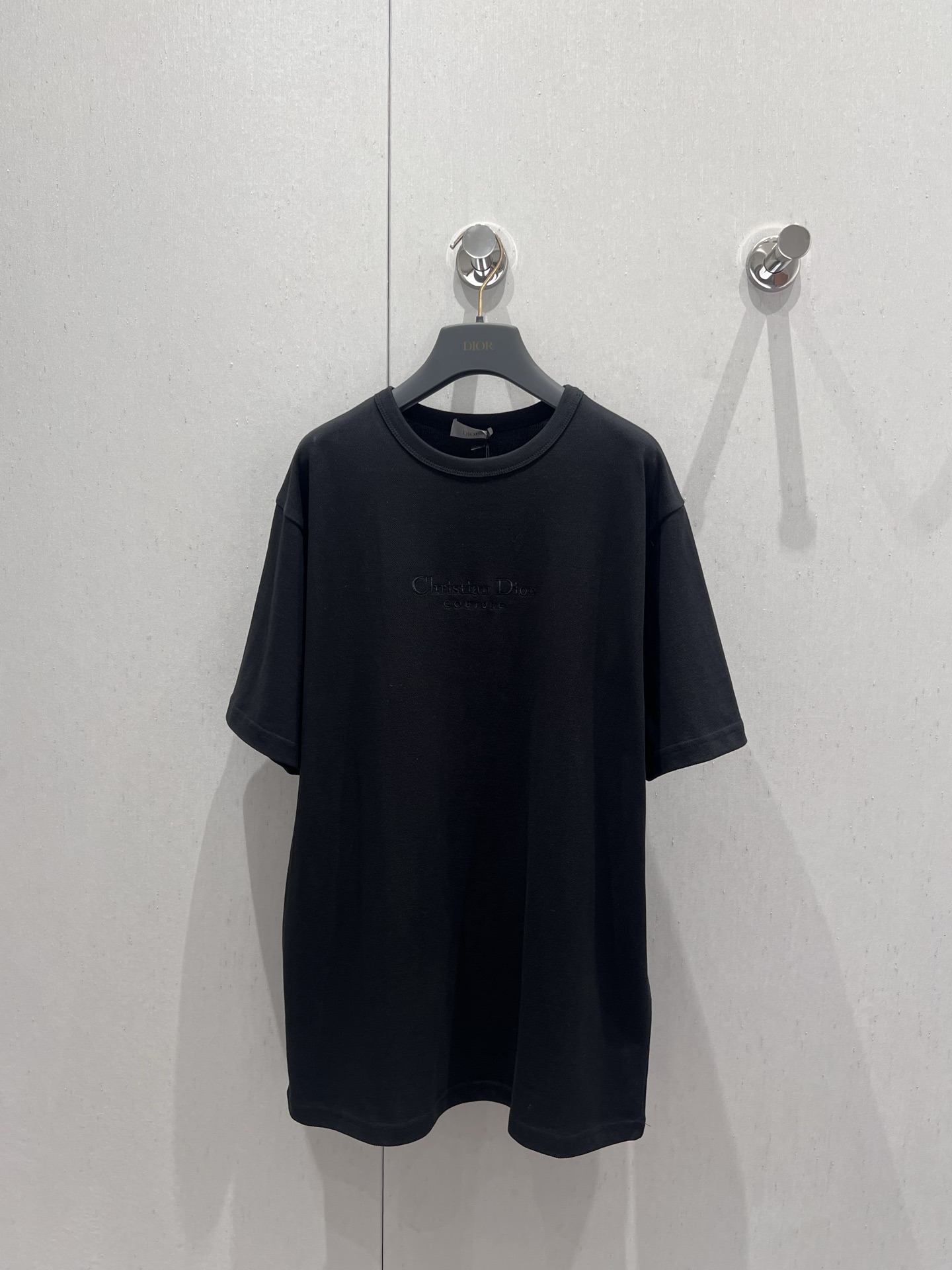 NO:430921,Support replacement Dio* 25fw early autumn new style letter embroidered round neck short-sleeved T-shirt | Exclusive yb development!  High-end production!  The classic small round neck design is simple and easy to wear. It is very eye-catching when walking on the street, pure cotton material and oversize style are simply too easy to wear!  Both appearance and comfort!  You will definitely be awesome when you get it. It is really eye-catching. Real details of S/M/L on sale in stock, dior, versace, T-shirt, tees, t-shirt, alexander wang19860909支持换款 Dio* 25fw早秋新款 字母刺绣圆领短袖T恤丨独家yb开发！高版出品！经典小圆领设计简洁好穿 走在街上吸睛度满分纯棉材质配合oversize版型简直不要太好穿！颜值与舒适兼具！你们拿到手一定会绝绝子 真的让人眼前一亮 现货发售S/M/L实拍细节图,,dior,versace,T-shirt,tees，t-shirt,alexander wang,Women's clothing