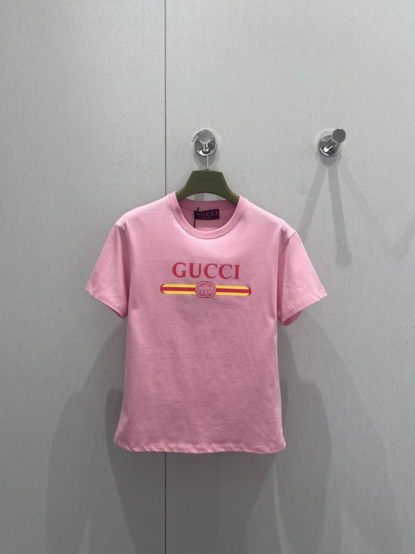 NO:430323,Support replacement Guc*i 25fw early autumn new style, tender pink yellow stripes logo logo printed short-sleeved T-shirt | Exclusive yb development!  High-end production!  The pink and tender color scheme is a brand new interpretation of classic design elements and classic patterns. It is fit and comfortable to cut, and it is not big or small to fit the body and make it look slimming very well. It is exquisite, fashionable and versatile in daily life!  S/M/L real photos, gucci, T-shirt, tees, t-shirt, alexander wang19860909支持换款 Guc*i 25fw早秋新款 嫩粉色黄条logo徽标印花短袖T恤丨独家yb开发！高版出品！粉粉嫩嫩的配色全新演绎经典设计元素和经典图案 合身舒适版型裁剪,不大不小贴合身形显瘦效果非常好,日常精致时髦又百搭！现货发售S/M/L实拍细节图,,gucci,T-shirt,tees，t-shirt,alexander wang,Women's clothing