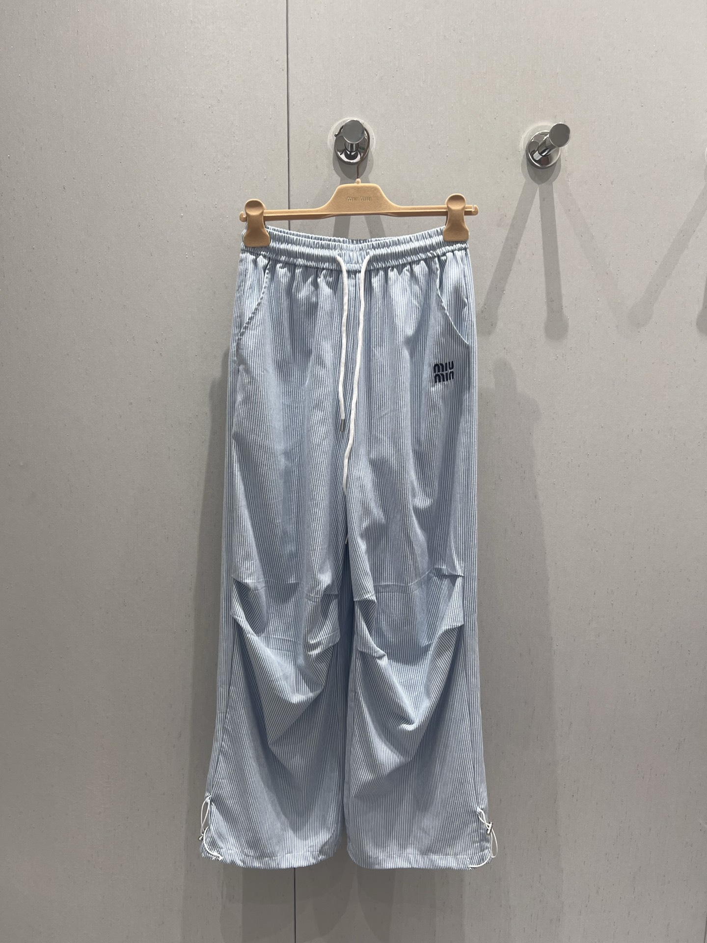 NO:429510,Support replacement Miumi*25Ss spring and summer new style, letter embroidered striped elastic waist wide-leg pants | Exclusive high-end production!  Impact visual effects: the visual feeling is touching at a glance!  The upper body’s temperament makes you beautiful without any effort. The styling is very good. It’s super good to take photos and make a movie. It’s really suitable to wear it when you go shopping!  The high waist, wide legs, straight and straight style, the long legs are ranked first in the visual effect, which can well modify the leg shape, create a comfortable and lazy atmosphere, and be more casual and practical. Tired of solid-color pants in the closet. Let’s break the routine with striped pants~ sisters!  A hit product that must not be missed!  Get it now!  S/M/L real photos, miumiu, alexander wang19860909支持换款 Miumi*25Ss春夏新款 字母刺绣条纹松紧腰阔腿裤丨独家高版出品！冲击视觉效果一眼心动的即视感！上身气质感绝了让你美毫不费力的那种 造型感满分特别好搭配 拍照超级出片 出街逛街穿真的很合适！高腰阔腿直筒的版型 长腿拉长视觉效果第一名 可以很好的修饰腿型 打造舒适慵懒的氛围 更加休闲实穿 厌倦了衣橱里的纯色裤子 来一条打破常规的条纹裤吧～姐妹们！绝对不能错过的爆款！赶快入手吧！现货发售S/M/L实拍细节图,,miumiu,alexander wang,Women's clothing