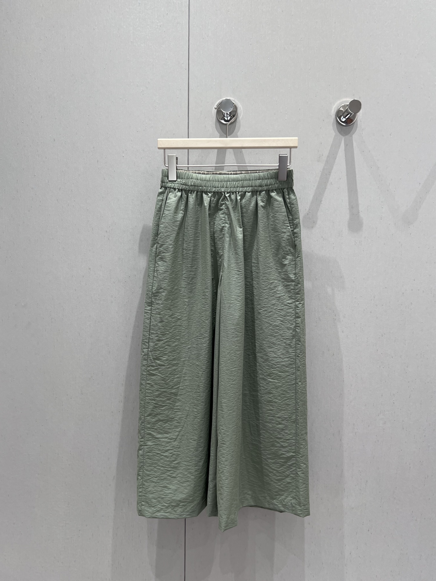 NO:429500,Support replacement Loew* 25Ss spring and summer new style, elastic waist nine-point wide-leg pants | Exclusive yb development!  High-end production!  High waist elastic nine-point straight wide-leg curly trousers, with the rear hip embroidered logo pocket decoration, showing the brand tone. The inner side of the waist is decorated with striped elements and logo letter logo embellishment to add layering to the styling. The umbrella cut makes the pants look dynamic like a skirt. The style covers the flesh and is inclusive. It can be matched with the same series of shirts. Daily commuting is casually worn to create a relaxed and fashionable feeling. S/M/L real-life details pictures are available for sale, loewe, skirts, shirts, alexander wang19860909支持换款 Loew* 25Ss春夏新款 弹力腰九分阔腿裤丨独家yb开发！高版出品！高腰松紧九分直筒阔腿卷边裤型 后臀点缀标志性刺绣徽标口袋装饰 彰显品牌调性 裤腰内侧沿用条纹元素配合标志字母徽标点缀装饰 增添造型层次感 伞状裁剪让裤子穿出裙子般的动感 版型遮肉包容 可搭配同系列衬衫 日常通勤随意穿搭出松弛时髦感 现货发售S/M/L实拍细节图,,loewe,skirts,shirts,alexander wang,Women's clothing