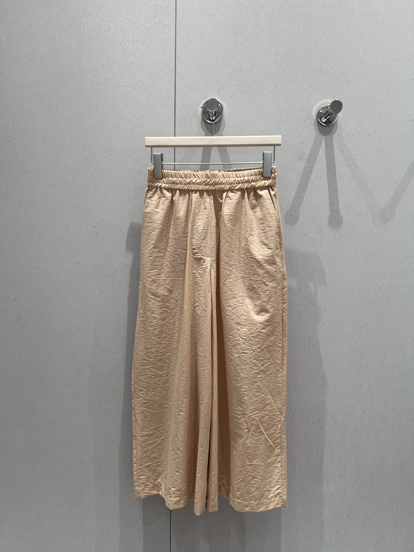 NO:429490,Support replacement Loew* 25Ss spring and summer new style, elastic waist nine-point wide-leg pants | Exclusive yb development!  High-end production!  High waist elastic nine-point straight wide-leg curly trousers, with the rear hip embroidered logo pocket decoration, showing the brand tone. The inner side of the waist is decorated with striped elements and logo letter logo embellishment to add layering to the styling. The umbrella cut makes the pants look dynamic like a skirt. The style covers the flesh and is inclusive. It can be matched with the same series of shirts. Daily commuting is casually worn to create a relaxed and fashionable feeling. S/M/L real-life details pictures are available for sale, loewe, skirts, shirts, alexander wang19860909支持换款 Loew* 25Ss春夏新款 弹力腰九分阔腿裤丨独家yb开发！高版出品！高腰松紧九分直筒阔腿卷边裤型 后臀点缀标志性刺绣徽标口袋装饰 彰显品牌调性 裤腰内侧沿用条纹元素配合标志字母徽标点缀装饰 增添造型层次感 伞状裁剪让裤子穿出裙子般的动感 版型遮肉包容 可搭配同系列衬衫 日常通勤随意穿搭出松弛时髦感 现货发售S/M/L实拍细节图,,loewe,skirts,shirts,alexander wang,Women's clothing