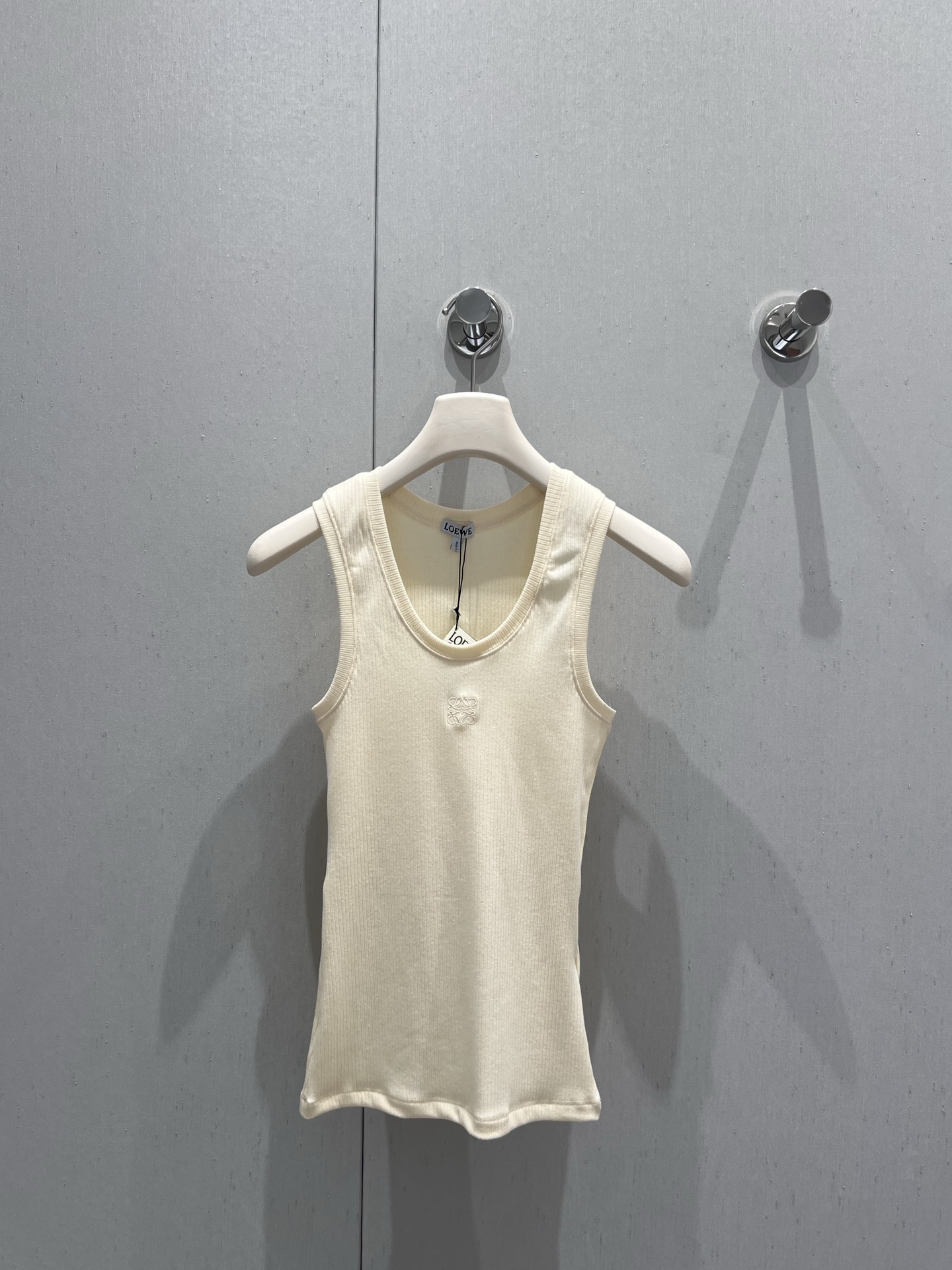 NO:430932,Support replacement Loew* 25Ss spring and summer new style logo embroidered slim vest | Exclusive high-end production!  High-quality elastic ribbed fabric, first-class plastic effect!  The more basic the item is, the more it needs the texture of the fabric, the soft and skin-friendly feel, rich and elastic, and is suitable for girls with big and small breasts, and it is comfortable and unrestrained to wear!  The style is also very exquisite, slim and high-end, and the base is superb when worn alone, and it looks good with all kinds of skirts and trousers. S/M/L real-life detailed pictures are available in stock, loewe, skirts, alexander wang19860909支持换款 Loew* 25Ss春夏新款 徽标刺绣修身背心丨独家高版出品！高品质弹力罗纹面料,材质塑性效果一级！越是基础款的单品越是需要面料的质感,手感柔软亲肤,丰富弹性,大小胸妹子都合适,穿起来舒适无束缚感！版型裁剪也非常考究,显瘦又高级,单穿打底都超绝,搭配各式裙装裤装都好看 现货发售S/M/L实拍细节图,,loewe,skirts,alexander wang,Women's clothing