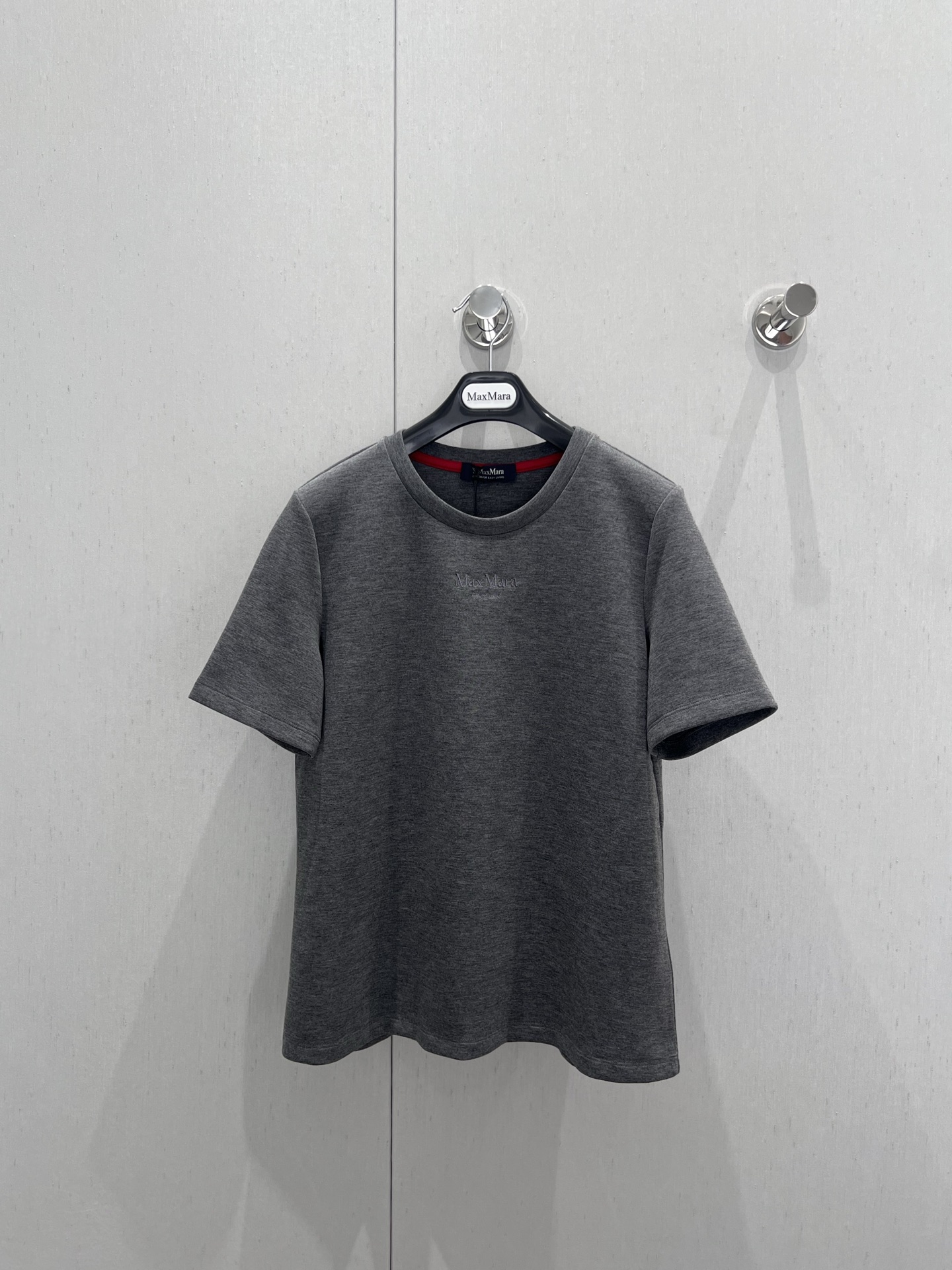 NO:431662,Support replacement MaxMa*a 25Fw early autumn new style letter embroidered round neck short-sleeved T-shirt | Exclusive yb development!  High-end production!  The classic small round neck design is simple and easy to wear, and it attracts a lot of attention when walking on the street!  The youthful and energetic feeling is inclusive and covers the flesh and makes you look thin!  Both appearance and comfort!  Custom fabrics with 100% textures that are super comfortable!  It's a perfect versatile model. I'll close my eyes and rush it!  S/M/L real photos, T-shirt,tees, t-shirt,alexander wang19860909支持换款 MaxMa*a 25Fw早秋新款 字母刺绣圆领短袖T恤丨独家yb开发！高版出品！经典的小圆领设计简洁好穿 走在街上吸睛度满分！青春又活力的感觉包容性好遮肉显瘦！颜值与舒适兼具！穿出街回头率百分百定制面料 质感超级舒适！妥妥的百搭款 都给我闭眼冲！现货发售S/M/L实拍细节图,,T-shirt,tees，t-shirt,alexander wang,Women's clothing