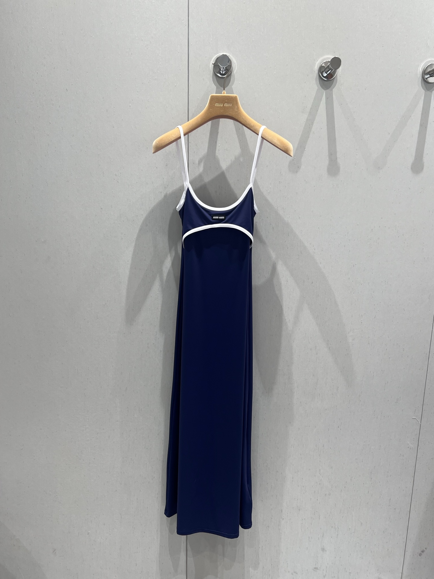 NO:430906,Support replacement Miumi* 25Ss spring and summer new model, slim contrasting suspender vest skirt | Exclusive yb development!  High-end production!  The fabric is soft, delicate and smooth, super suitable for summer. High-end hidden blue and pure white contrasting colors. High-end without losing fashion. You can wear the inner wear. You can match any piece of the wardrobe. S/M/L on sale in stock. Real-life details, miumiu, skirts, alexander wang19860909支持换款 Miumi* 25Ss春夏新款 修身撞色吊带背心裙丨独家yb开发！高版出品！面料柔软细腻光滑 超适合夏天 高级藏蓝跟纯白撞色 高级而不失时尚 单穿内搭都 随意搭配衣橱的任何一件 现货发售S/M/L 实拍细节图,,miumiu,skirts,alexander wang,Women's clothing