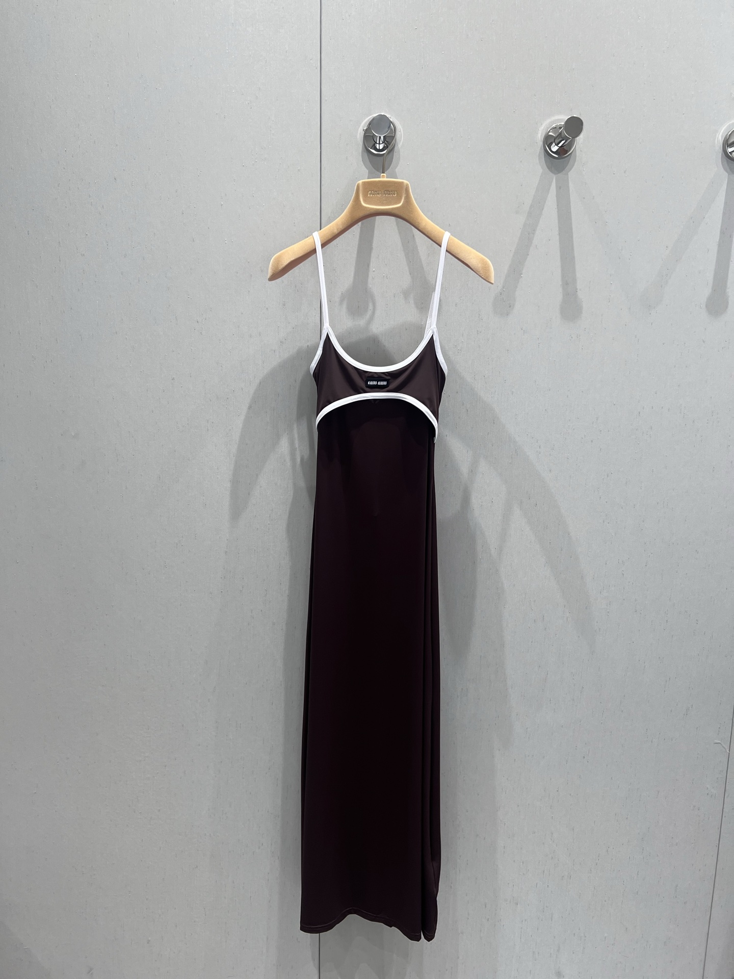 NO:430897,Support replacement Miumi* 25Ss spring and summer new model, slim contrasting suspender vest skirt | Exclusive yb development!  High-end production!  The fabric is soft, delicate and smooth, super suitable for summer. High-end hidden blue and pure white contrasting colors. High-end without losing fashion. You can wear it alone. You can match any piece of the wardrobe. S/M/L real-life details pictures on sale, miumiu, skirts, alexander wang19860909支持换款 Miumi* 25Ss春夏新款 修身撞色吊带背心裙丨独家yb开发！高版出品！面料柔软细腻光滑 超适合夏天 高级藏蓝跟纯白撞色 高级而不失时尚 单穿内搭都 随意搭配衣橱的任何一件 现货发售S/M/L实拍细节图,,miumiu,skirts,alexander wang,Women's clothing