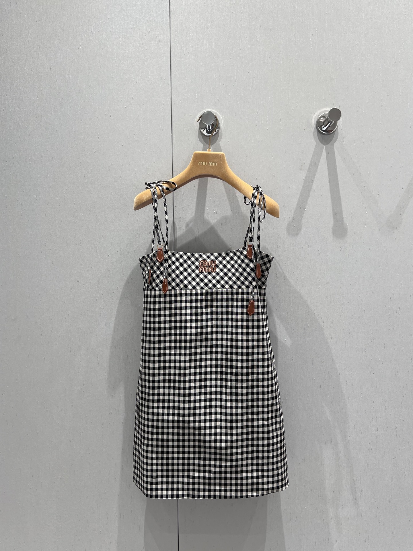 NO:430904,Support replacement Miumi* 25Ss spring and summer new style black and white small plaid suspender skirt丨Exclusive yb development!  High-end production!  Sweet and spicy Miu girl-style suspender skirt, retro Vichy black and white plaid elements are never out of date, sweet and cool style makes you look slim and high-end~ playful and sweet straps slinging skirt, slender bow straps are so playful, decorative leather pendant is full of details, brown leather logo embroidery on the chest adds highlights, high waistline splicing small A skirt hem shows the proportions, the upper body is elegant and playful, Miu girl-style temperament is tightly controlled~ S/M/L real-life details pictures on sale, miumiu, skirts, alexander wang19860909支持换款 Miumi* 25Ss春夏新款 黑白小格子吊带裙丨独家yb开发！高版出品！又甜又辣的miu系少女风吊带裙,复古维希黑白格纹元素永不过时,甜酷版型显瘦又高级~俏皮甜美抹胸吊带裙型,纤细蝴蝶结肩带太俏皮了,装饰皮革吊坠满满细节十足,胸口饰棕色皮革logo徽标刺绣增添亮点,高腰线拼接小A裙摆超级显比例,上身优雅又俏皮,miu系少女风气质拿捏的死死的~现货发售S/M/L实拍细节图,,miumiu,skirts,alexander wang,Women's clothing