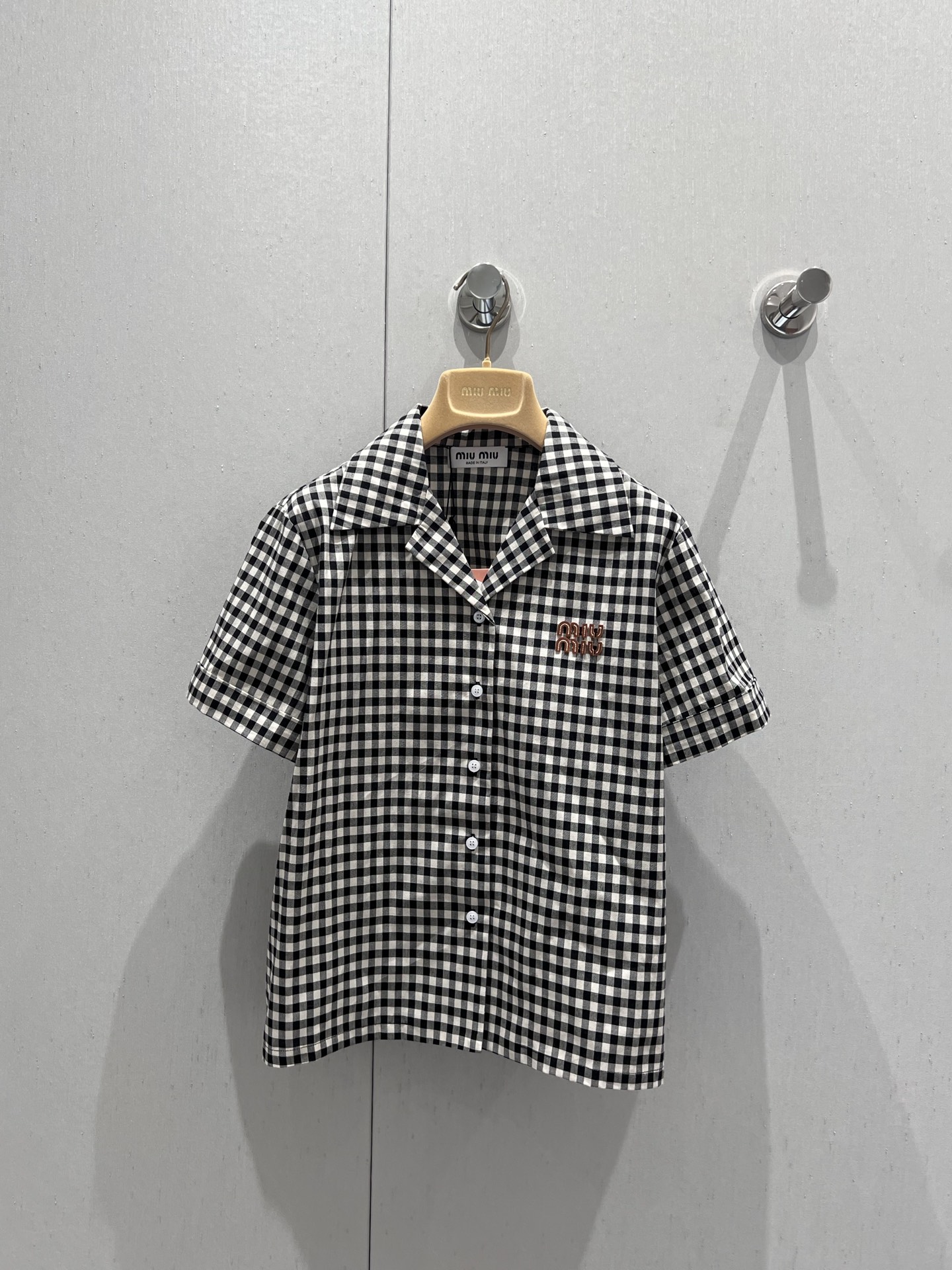 NO:430896,Support replacement Miumi* 25Ss spring and summer new style black and white small plaid short-sleeved shirt丨Exclusive yb development!  High-end production!  Customized light and thin colored plaid cotton fabric, flat and delicate cloth, skin-friendly, breathable and wrinkle-free, and has a super good texture!  Plaid summer half-sleeved shirt, retro Vichy black and white plaid elements are never out of date, simple loose shirt style cut, single-breasted closure on the front, brown leather logo on the chest adds highlights, and the details inside and outside are very OK. Paired with shorts or skirts to create a cool summer outfit!  S/M/L real photos of S/M/L are available in stock, miumiu, skirts, shorts, shirts, T-shirts, alexander wang19860909支持换款 Miumi* 25Ss春夏新款 黑白小格子短袖衬衫丨独家yb开发！高版出品！定制轻薄色织格子棉布面料,平整细腻布面,亲肤透气不易皱,质感超好！格子控的夏日半袖衬衫,复古维希黑白格纹元素永不过时,简约宽松衬衫版型裁剪,正面单排扣开合,胸口饰棕色皮革logo徽标增添亮点,里外细节做工都很OK,搭配短裤或者半裙打造清凉夏日穿搭！现货发售S/M/L实拍细节图,,miumiu,skirts,shorts,shirts,T-shirt,alexander wang,Women's clothing