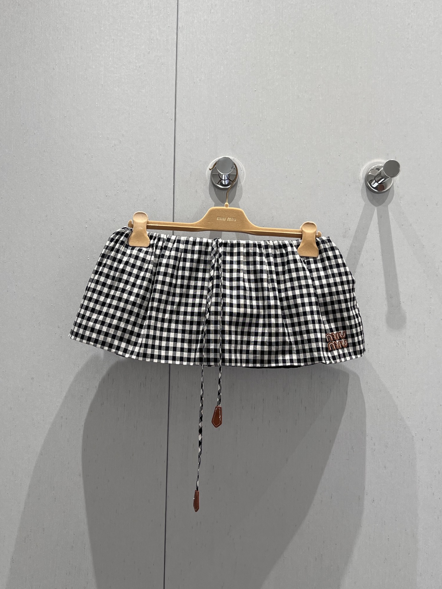 NO:430888,Support replacement Miumi* 25Ss spring and summer new style, black and white small plaid flower bud fluffy skirt [with briefs]丨Exclusive yb development!  High-end production!  Custom imported pure cotton fabric double-layer craft design, drawstring elastic waist style with a brilliant upper body!  Retro style sweet girl outfit!  Leather logo embroidered letter logo is low-key and luxurious!  The quality of the workmanship depends on the details!  S/M/L real photos, miumiu, skirts, alexander wang19860909支持换款 Miumi* 25Ss春夏新款 黑白小格子花苞蓬蓬半裙【带三角裤】丨独家yb开发！高版出品！定制进口纯棉面料双层工艺设计,抽绳松紧腰版型上身绝绝子！复古风甜妹穿搭！皮标刺绣字母logo低调奢华！可甜可盐做工品质看细节！现货发售S/M/L实拍细节图,,miumiu,skirts,alexander wang,Women's clothing