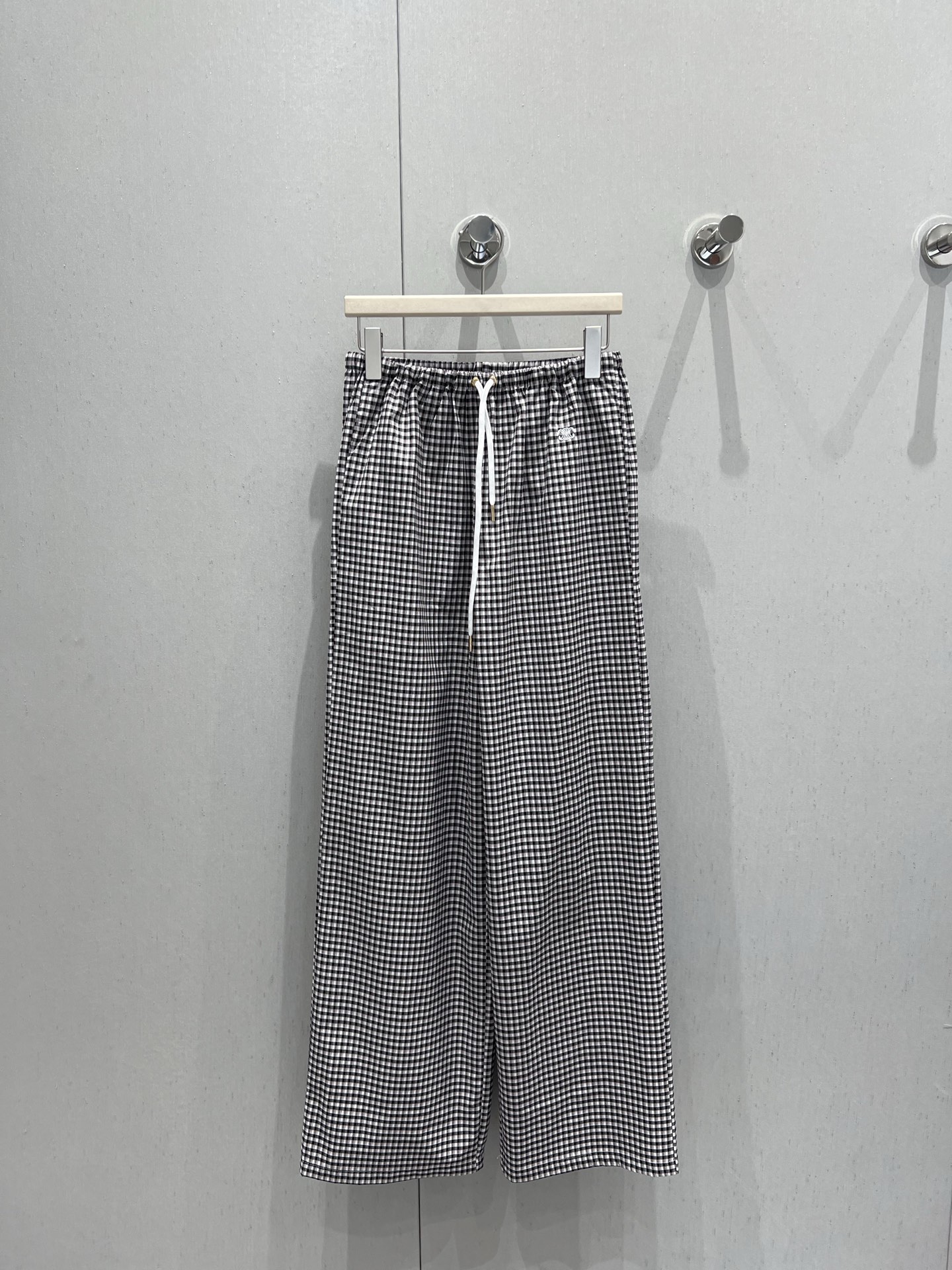 NO:430912,Support for replacement Celin* 25Ss spring and summer new Arc de Triomphe embroidered checked elastic waist lace-up trousers | Exclusive yb development!  High-end production!  Mulberry silk plaid pants are a must-have for summer outfits. They can be easily used with any top. Mulberry silk is made of loose and soft, which makes it look slimming. It is also suitable to wear it in summer as sun protection. It is the best thing to do when wearing it in summer~ The quality of workmanship depends on the details!  S/M/L real photos, celine, alexander wang19860909支持换款 Celin* 25Ss春夏新款 凯旋门刺绣格纹松紧腰系带长裤丨独家yb开发！高版出品！桑蚕丝格子裤简直就是夏季穿搭必备 搭配任何上衣都轻松驾驭 桑蚕丝材质松松软软很遮肉显瘦 夏天穿怕晒当防晒也再合适不过啦～做工品质看细节！现货发售S/M/L实拍细节图,,celine,alexander wang,Women's clothing