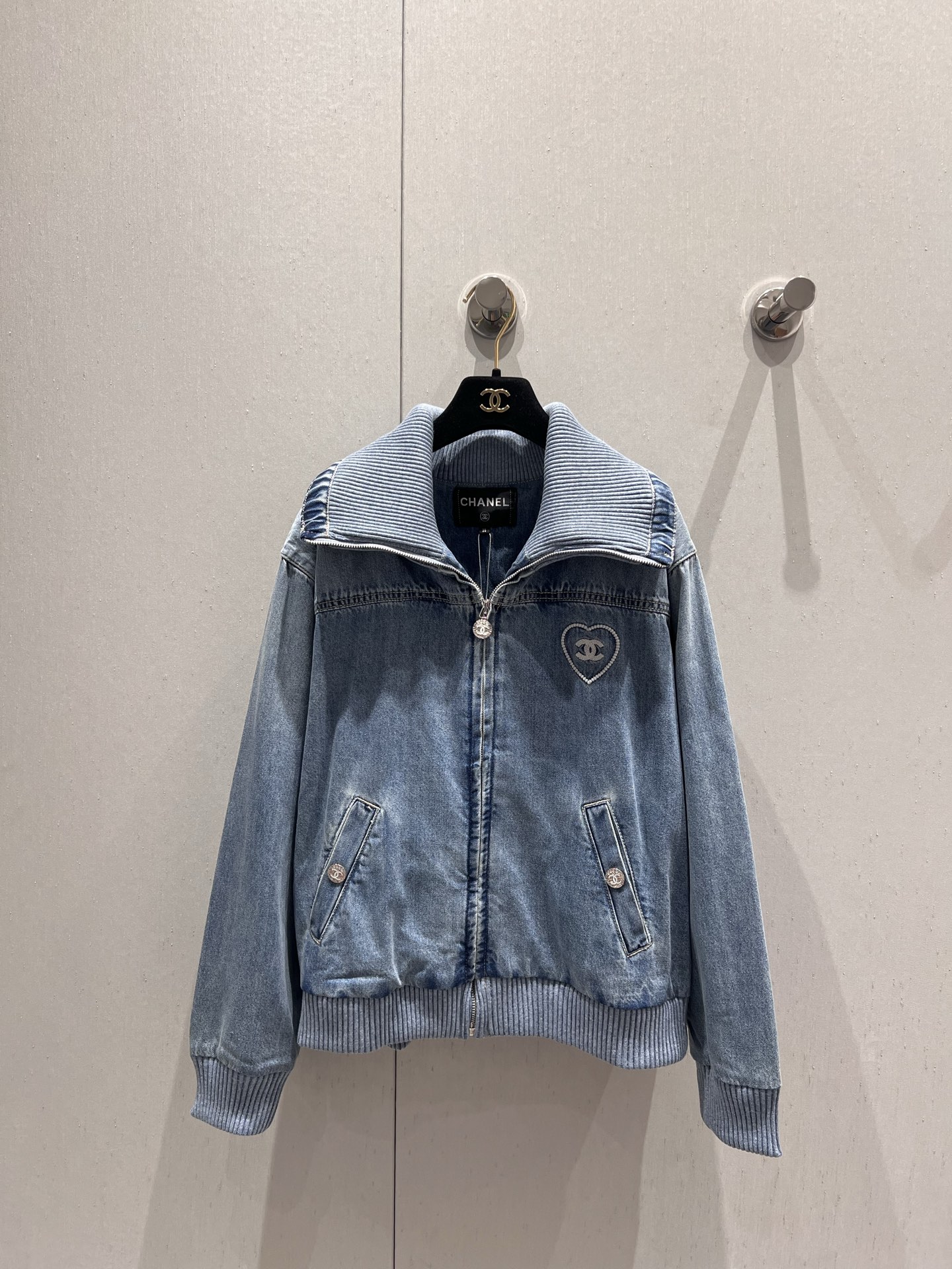 NO:430913,Support for replacement Chane* 25M spring and summer new cocobeach beach series love embroidered lapel denim jacket | Exclusive yb development!  High-end production!  Twill cotton denim material, enzyme multiple wash, blue with natural whitening effect, retro and versatile, lapel pocket zipper denim flight jacket style, solid material and weight, neckline can be used to keep warm, echo the hem of the cuffs with vertical pit threads, back collar embellishment, rich design levels, increase brand high-end feeling, more fashionable, matched with double C love pattern on the chest, fashionable and fashionable, all-matched jackets in all seasons, S/M/L real-life details, chanel, jackets & coats, jackets & coats, alexander wang19860909支持换款 Chane* 25M春夏新款 cocobeach沙滩系列爱心刺绣翻领牛仔外套丨独家yb开发！高版出品！斜纹棉牛仔材质 酵素多重水洗 蓝色配合自然磨白效果 复古百搭 翻领口袋拉链牛仔飞行夹克外套版型 用料扎实有份量 领口可做高领保暖之用 呼应袖口下摆以竖坑条螺纹拼接 后领coco徽标点缀 设计层次丰富 增加品牌高级感 时尚感更突出 搭配胸前双C爱心图案 时髦且洋气 四季百搭外套 现货发售S/M/L实拍细节图,,chanel,jackets & coats,jackets & coats,alexander wang,Women's clothing