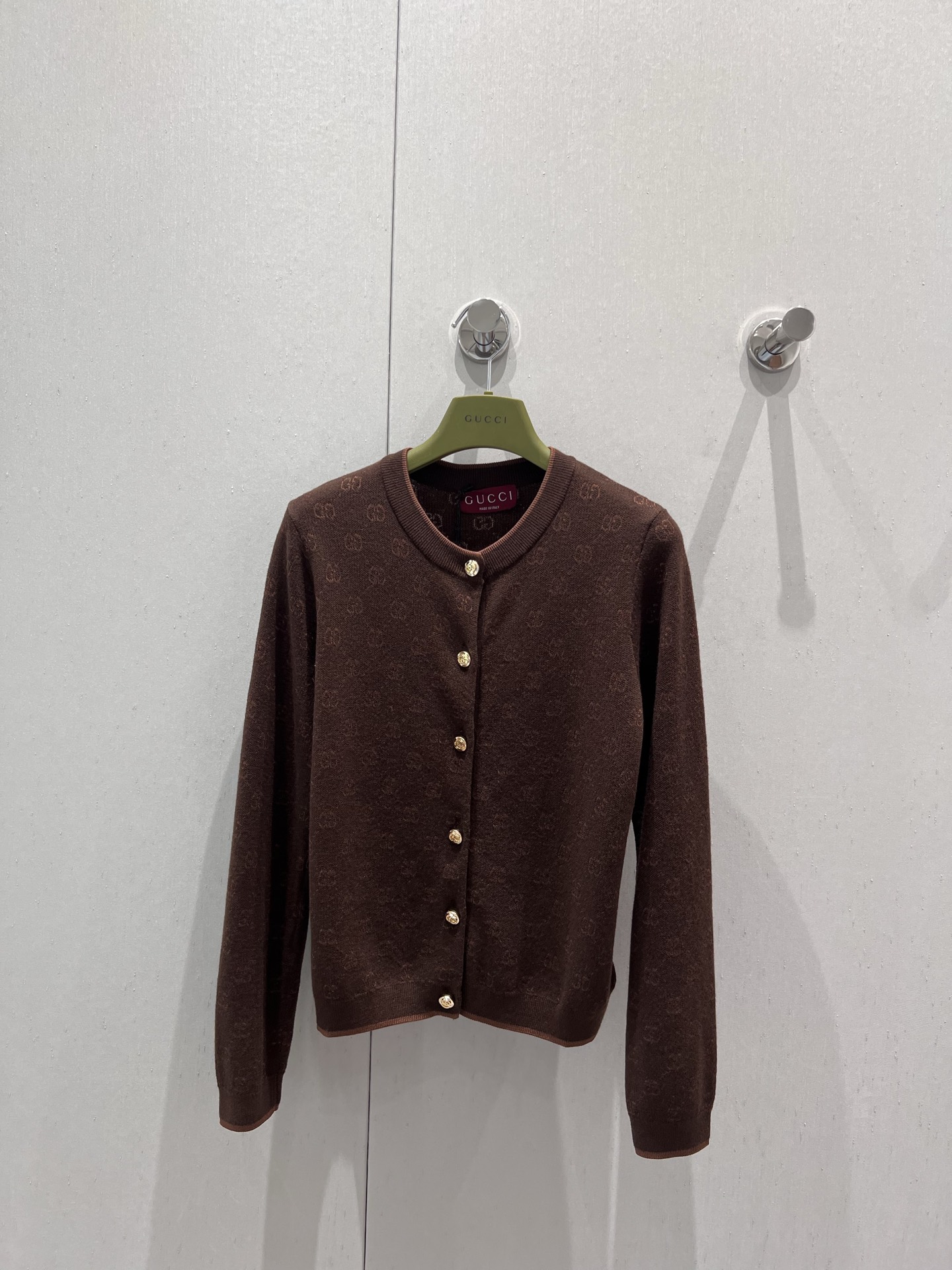 NO:431682,Support replacement Gucc* 25Fw early autumn new style, brown presbyterian logo round neck knitted cardigan丨Exclusive high-end product!  Very design-oriented. A cardigan that high-quality women must have. A fashionable style and high-end materials can make you look truly fashionable. Combined with hand sewing, create a perfect style. S/M/L real-life details pictures for sale in stock, gucci, alexander wang19860909支持换款 Gucc* 25Fw早秋新款 咖色老花满logo圆领针织开衫丨独家高版出品！非常有设计感 高质量女性必须要有的一件开衫 时髦版型加高级材质才能穿出真正时髦感 结合手工缝制 打造完美版型现货发售S/M/L实拍细节图,,gucci,alexander wang,Women's clothing