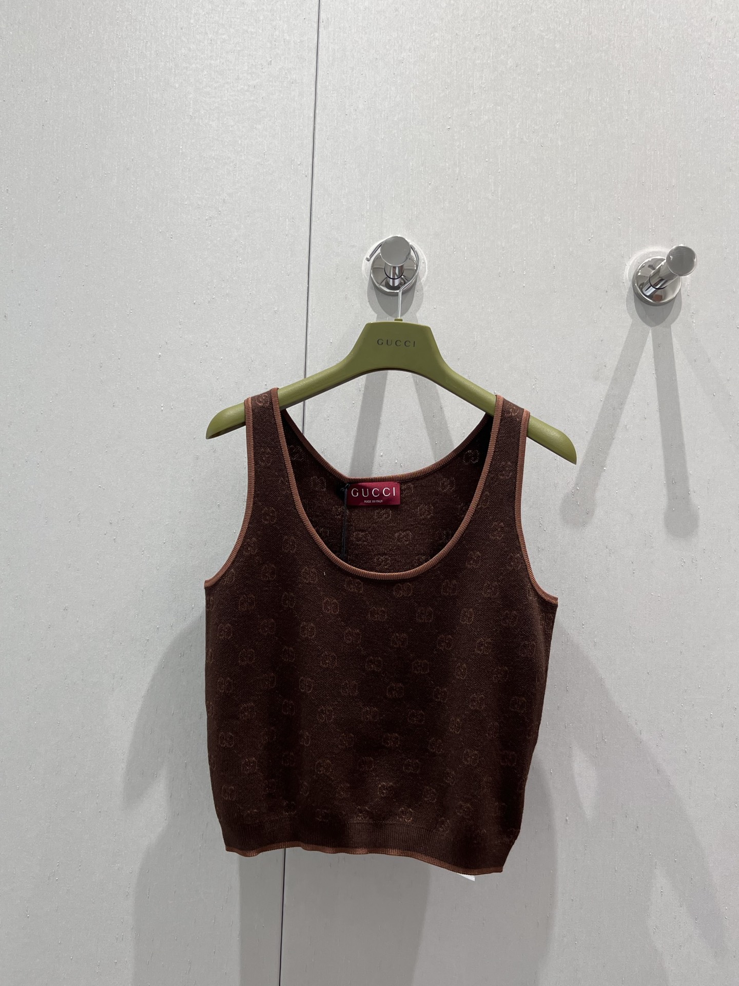 NO:431670,Support replacement Gucc* 25Fw early autumn new style, brown presbyterian logo knitted vest丨Exclusive high-end product!  Very design-oriented. A vest that high-quality women must have. A fashionable style and high-quality materials can make you look truly fashionable. Combined with hand sewing, create a perfect style. S/M/L real-life details pictures for sale in stock, gucci, alexander wang19860909支持换款 Gucc* 25Fw早秋新款 咖色老花满logo针织背心丨独家高版出品！非常有设计感 高质量女性必须要有的一件背心 时髦版型加高级材质才能穿出真正时髦感 结合手工缝制 打造完美版型现货发售S/M/L实拍细节图,,gucci,alexander wang,Women's clothing