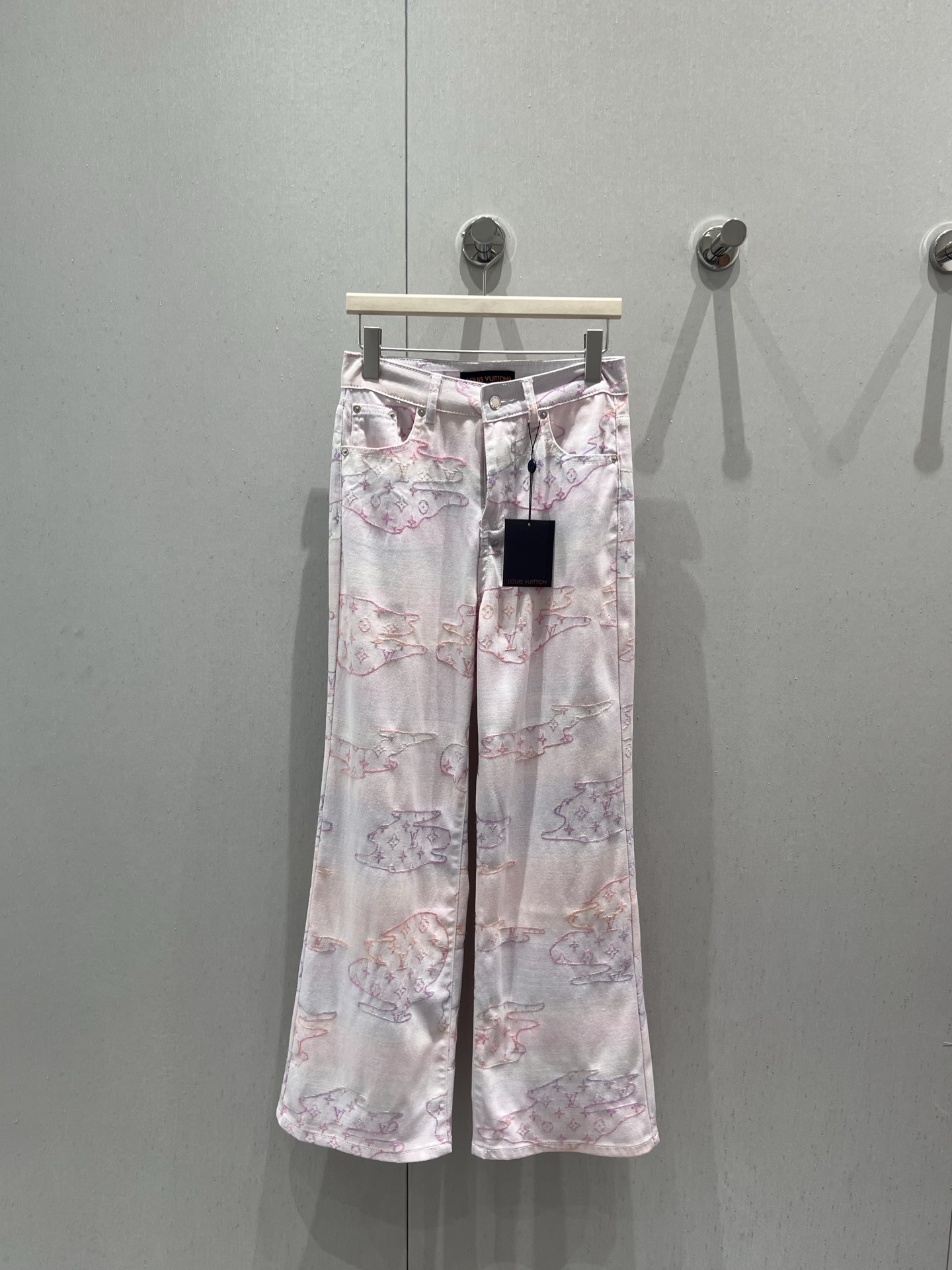 NO:431693,Support replacement Louis Vuitto* 25Ss spring and summer new style, color pattern jacquard denim trousers丨Exclusive high-end production!  Imported denim cotton fabric is soft and comfortable, with slim texture and colorful jacquard design that shows fashionable temperament!  Three-dimensional trouser, slim and long legs, custom hardware accessories quality depends on details~ S/M/L real photos for sale in stock, louis vuitton, alexander wang19860909支持换款 Louis Vuitto* 25Ss春夏新款 彩色图案提花牛仔长裤丨独家高版出品！进口牛仔棉面料 柔软舒适 质感显瘦兼备 彩色提花设计时髦显气质！裤身立体裁剪 版型显瘦显腿长 定制五金配件品质看细节~现货发售S/M/L实拍细节图,,louis vuitton,alexander wang,Women's clothing