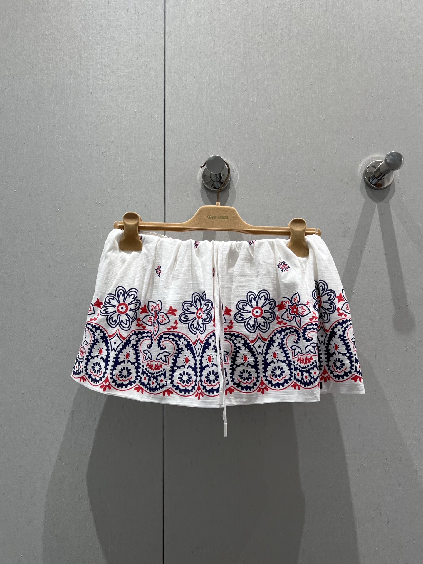 NO:430956,Skirt supports replacement MiuMi* 25Ss spring and summer new model Hawaiian vacation style small suspender elastic waist flower bud short skirt suit | Exclusive yb development!  High-end production!  Fully positioned printed patterns full of summer atmosphere!  Custom imported pure cotton fabric has a great texture. The elastic waist lace design is a classic style, which makes the upper body look slimming!  Lazy and casual high-end items create a pear-shaped outfit!  It is sweet or salty and has a versatile temperament that is not picky!  Workmanship quality depends on the details. S/M/L real photos of S/M/L are sold in stock, miumiu, skirts, alexander wang19860909半裙 支持换款MiuMi* 25Ss春夏新款 夏威夷度假风气质小吊带松紧腰花苞短半裙套装丨独家yb开发！高版出品！全定位印花图案满满的夏日气息！定制进口纯棉面料质感超赞.松紧腰系带设计经典版型上身巨显瘦！慵懒随性的高级单品打造梨形身材的穿搭天菜！可甜可盐气质百搭不挑人！做工品质看细节.现货发售S/M/L实拍细节图,,miumiu,skirts,alexander wang,Women's clothing