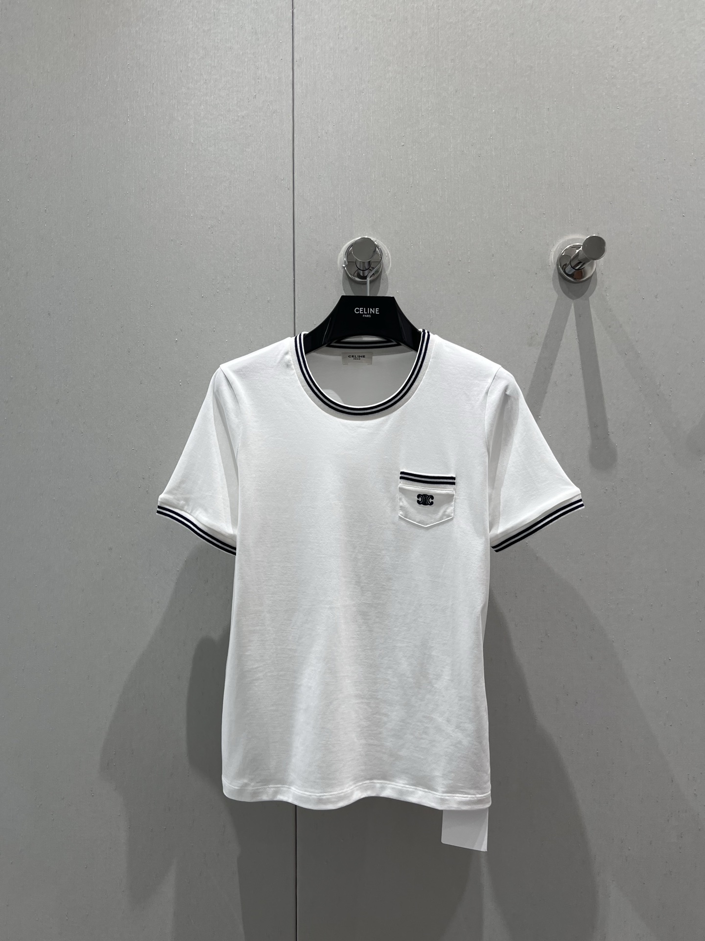 NO:430946,Support replacement Celin* 25Ss spring and summer new Arc de Triomphe embroidered micro-label round neck short-sleeved T-shirt | Exclusive yb development!  High-end production!  Classic contrasting color splicing design, fashionable and trendy logo design contrasting color elements never make a piece monotonous, revealing a strong sense of fashion and classic, both outside and inside are very present!  S/M/L real photos, celine, T-shirt, tees, t-shirt, alexander wang19860909支持换款 Celin* 25Ss春夏新款 凯旋门刺绣微标圆领短袖T恤丨独家yb开发！高版出品！经典撞色拼接设计,时髦潮流的logo设计撞色元素从来不会让一件单调,透露着强烈的时髦感经典 外穿或内搭都很有存在感！现货发售S/M/L实拍细节图,,celine,T-shirt,tees，t-shirt,alexander wang,Women's clothing