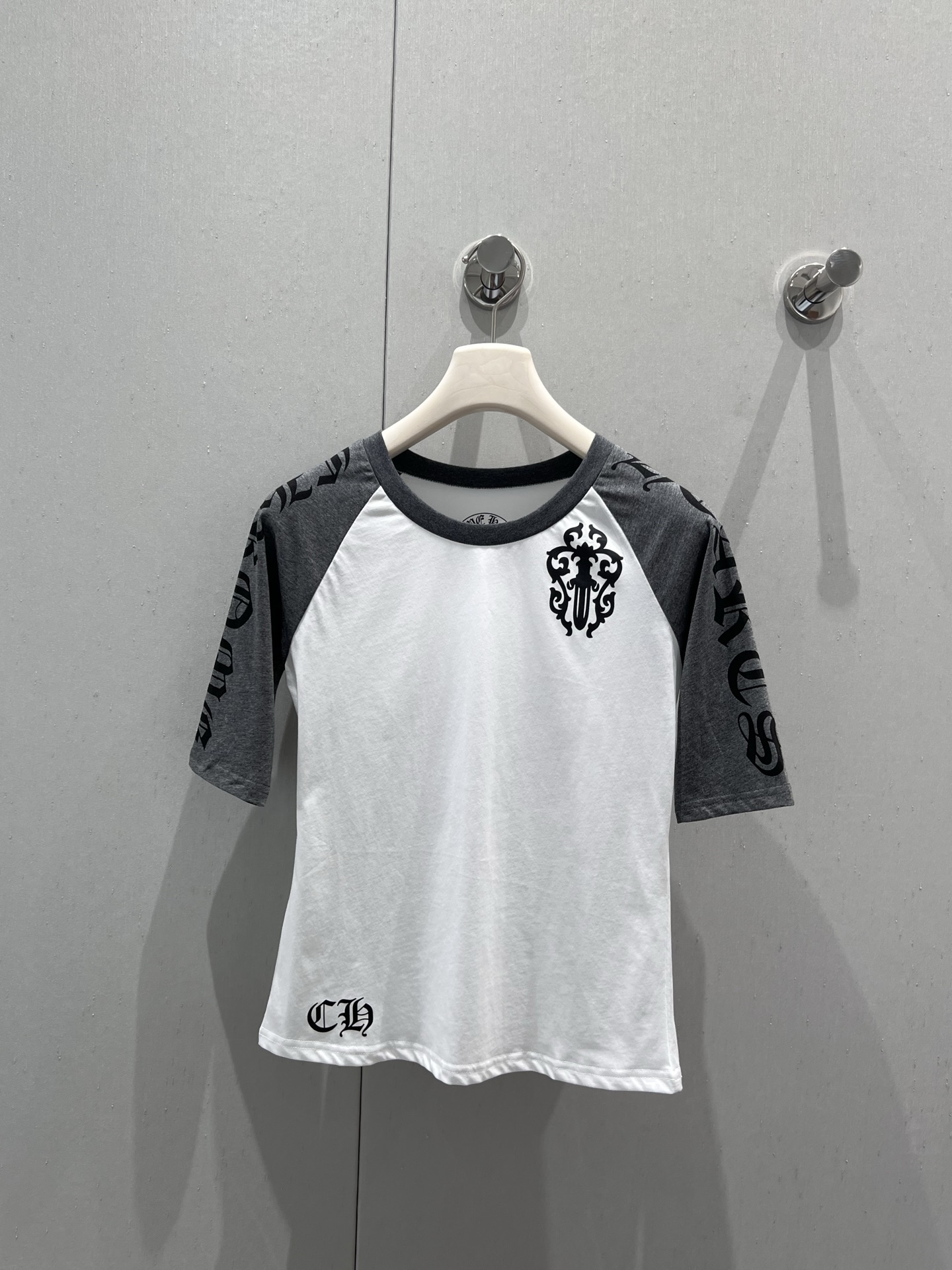 NO:432445,Support for replacement Chorme heart* 25ss Spring and Summer New Vine Sword Half-sleeved T-shirt | Exclusive high-end production!  A single item with a strong sense of atmosphere, classic Sanskrit print, vine sword on the chest, the upper body is really cool, it looks slim and looks ~ It is perfect for random matching. S/M/L real-life details pictures, tees, t-shirt, alexander wang19860909支持换款 Chorme heart* 25ss春夏新款 藤蔓宝剑半袖T恤丨独家高版出品！氛围感很足的一款单品 经典梵文印花 胸前藤蔓宝剑 上身真的好酷 显瘦显身材～随意搭配都完美 现货发售S/M/L实拍细节图,,tees，t-shirt,alexander wang,Women's clothing